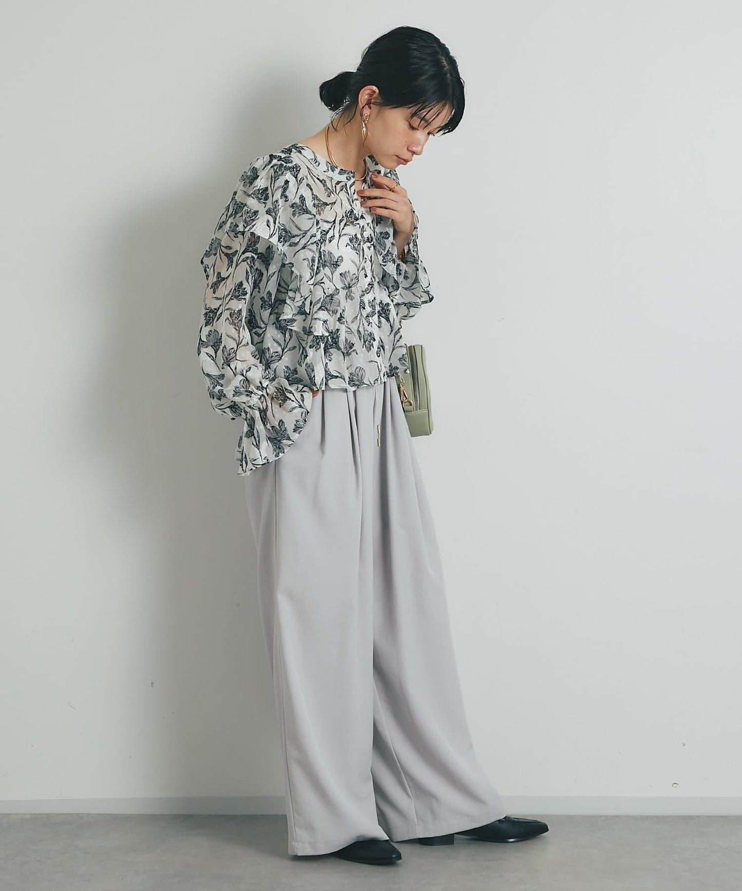《充滿女性氣息》花朵織物蝙蝠袖襯衫