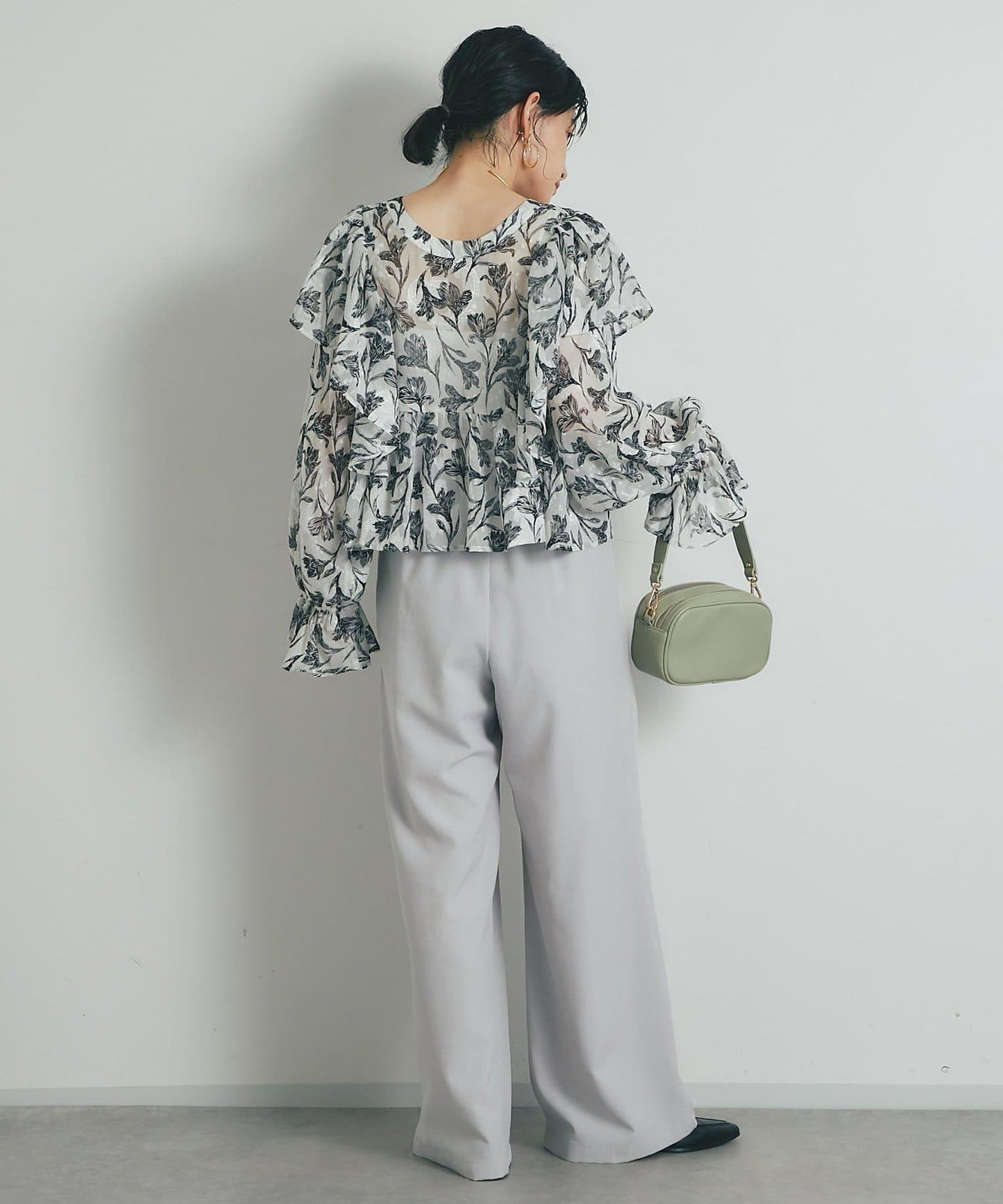 《充滿女性氣息》花朵織物蝙蝠袖襯衫