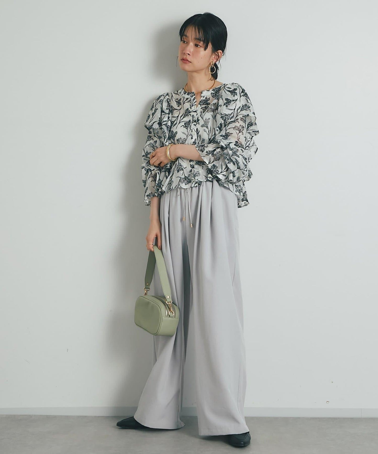 《充滿女性氣息》花朵織物蝙蝠袖襯衫