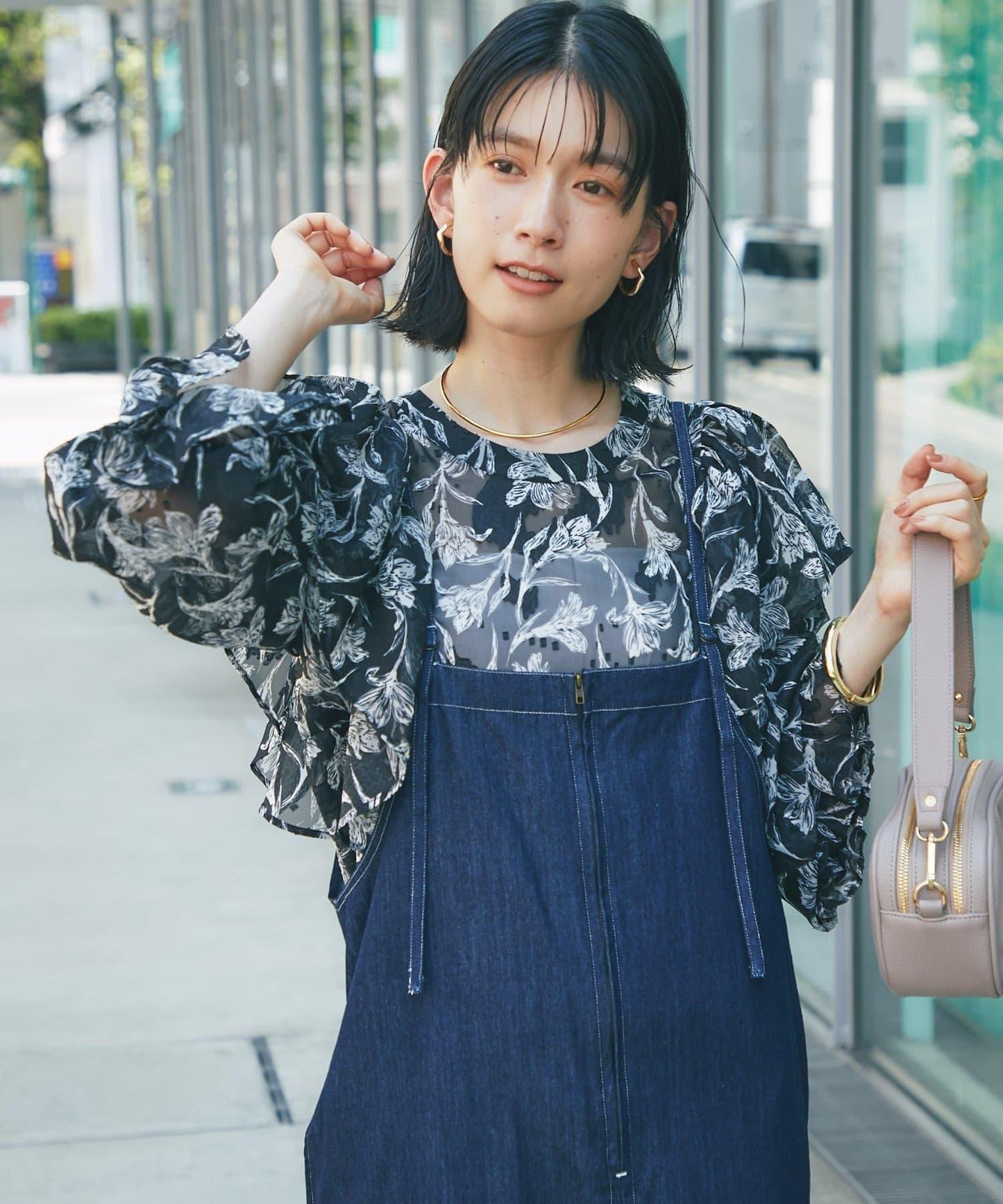 《充滿女性氣息》花朵織物蝙蝠袖襯衫