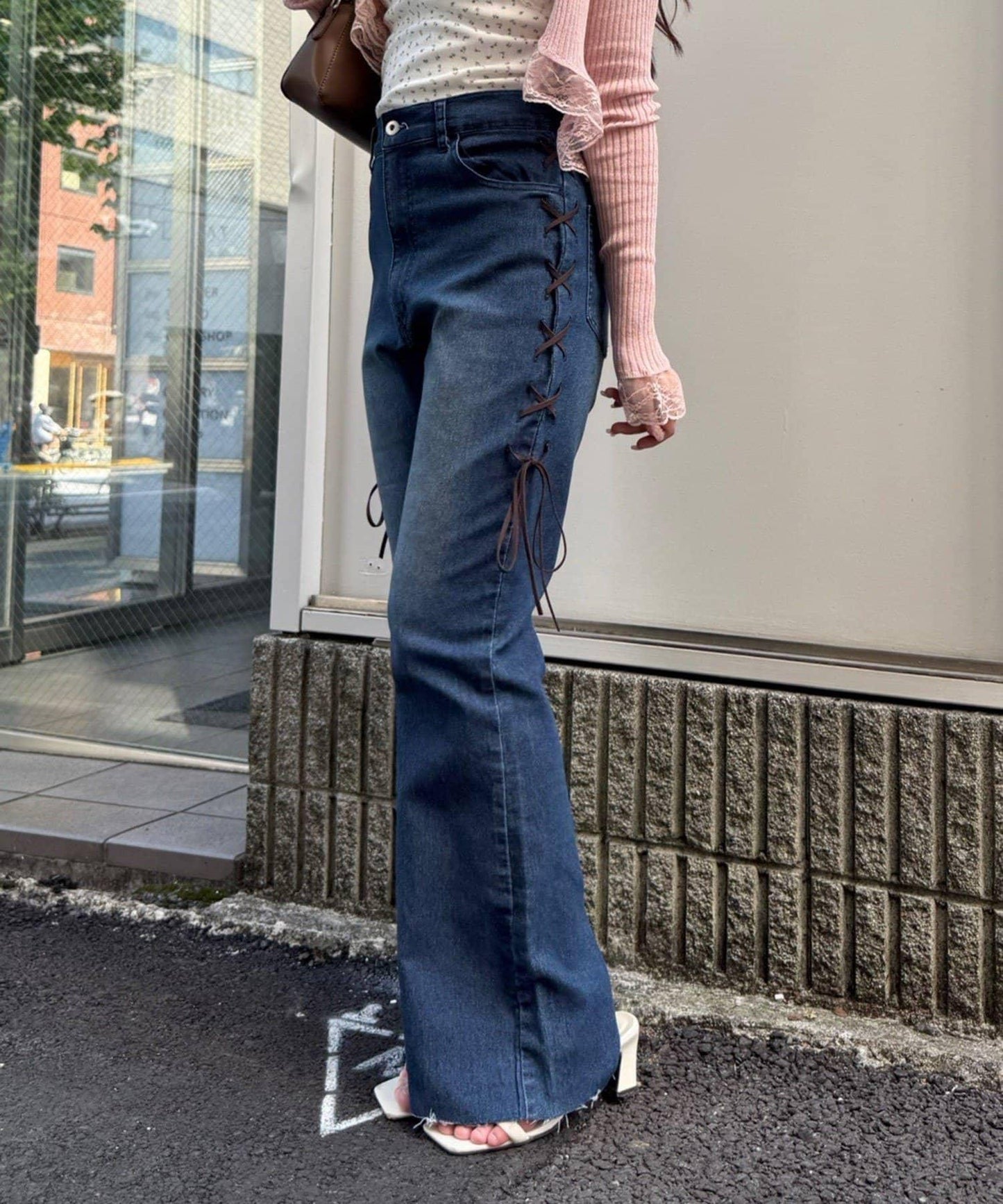 【可甜美穿搭的牛仔褲!】側邊繫帶喇叭褲