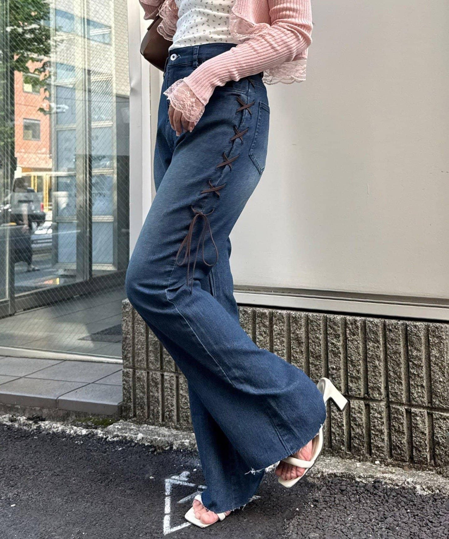 【可甜美穿搭的牛仔褲!】側邊繫帶喇叭褲