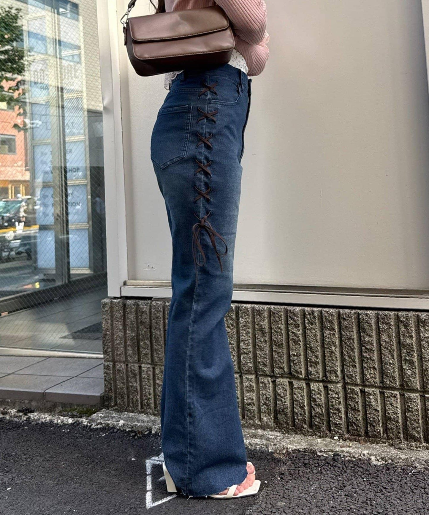 【可甜美穿搭的牛仔褲!】側邊繫帶喇叭褲