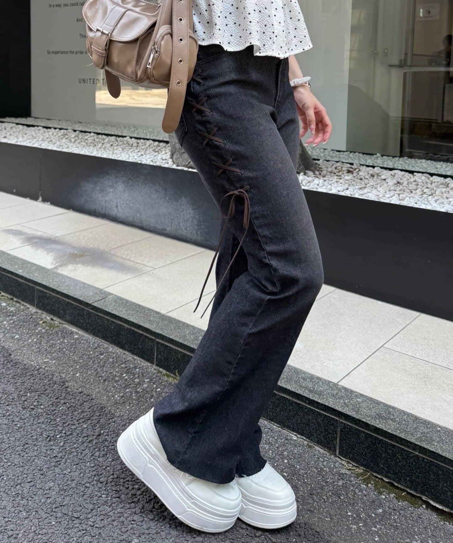 【可甜美穿搭的牛仔褲!】側邊繫帶喇叭褲