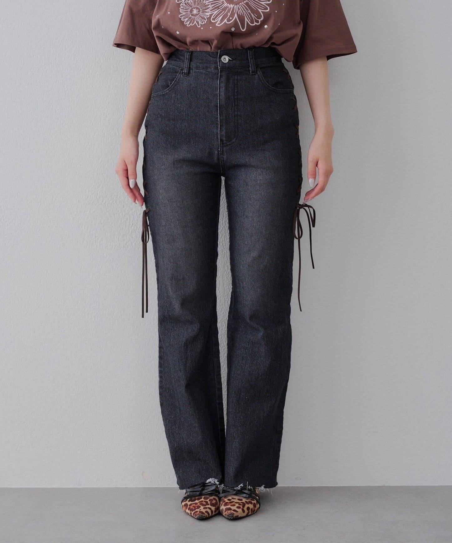 【可甜美穿搭的牛仔褲!】側邊繫帶喇叭褲