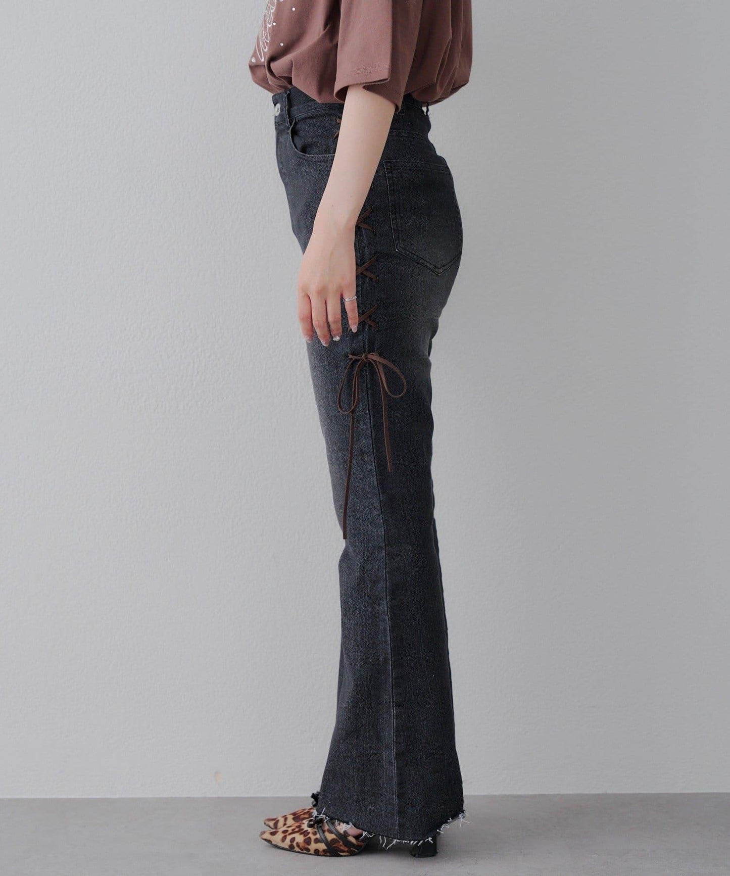 【可甜美穿搭的牛仔褲!】側邊繫帶喇叭褲