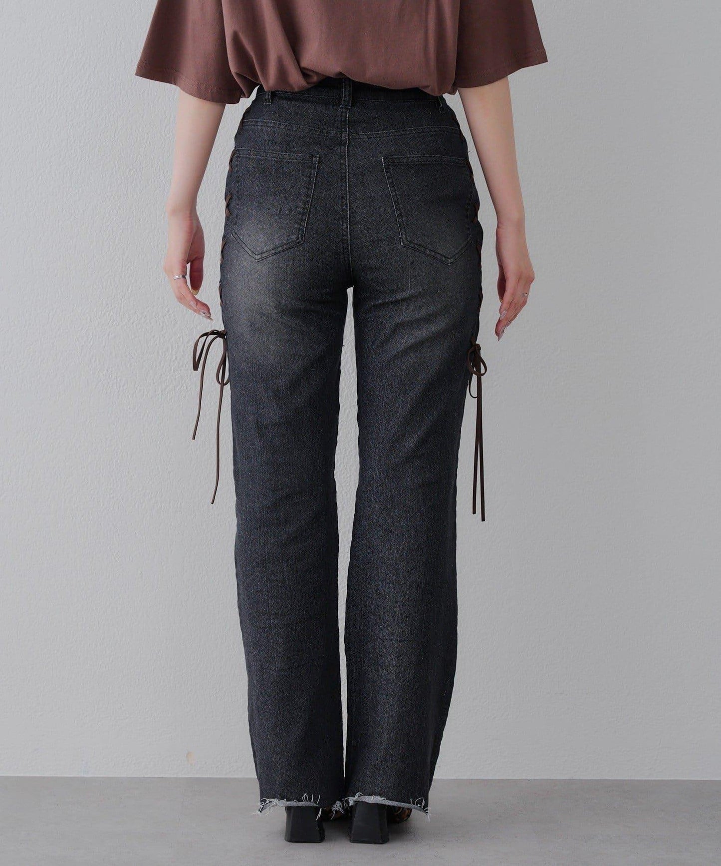 【可甜美穿搭的牛仔褲!】側邊繫帶喇叭褲