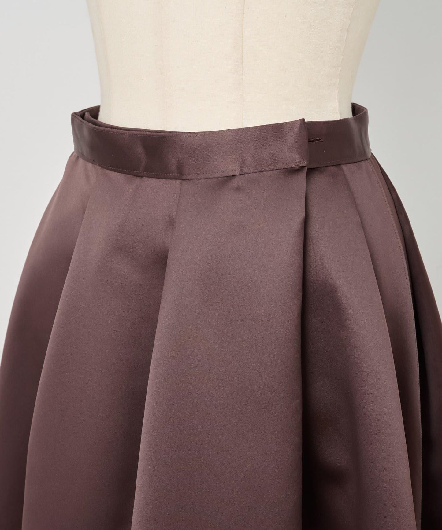 8月3日(週日)12點《15 quinze》雙面緞面半身裙