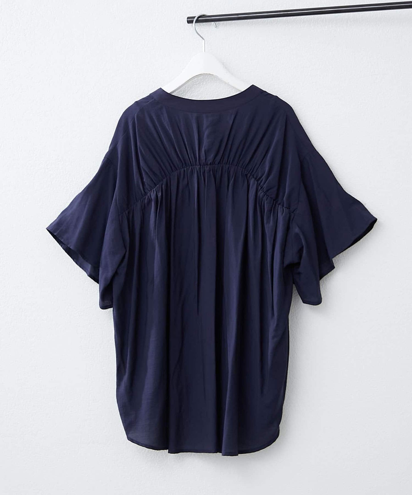 通勤穿搭首選!後背褶皺竹筍褶飾襯衫