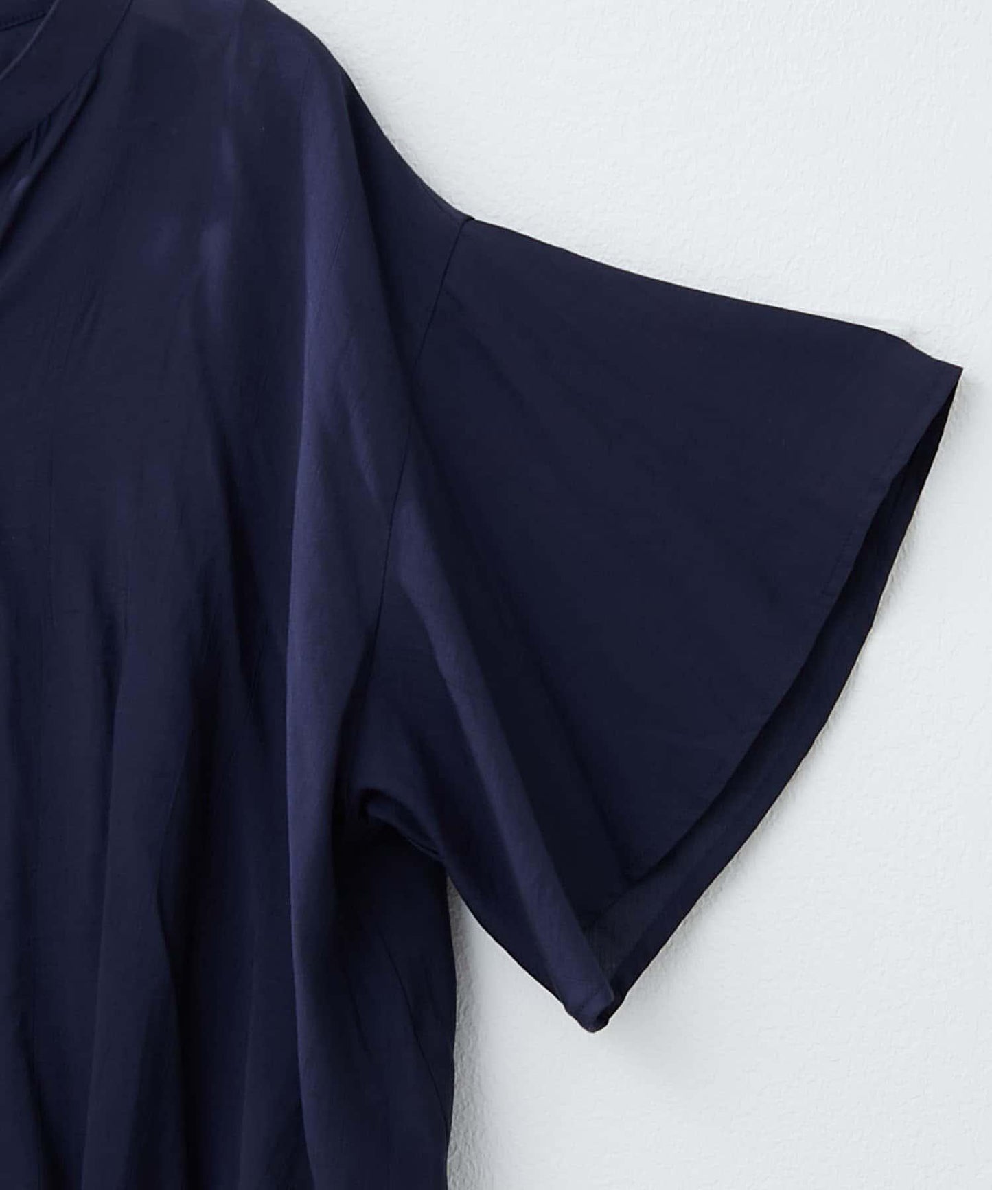 通勤穿搭首選!後背褶皺竹筍褶飾襯衫