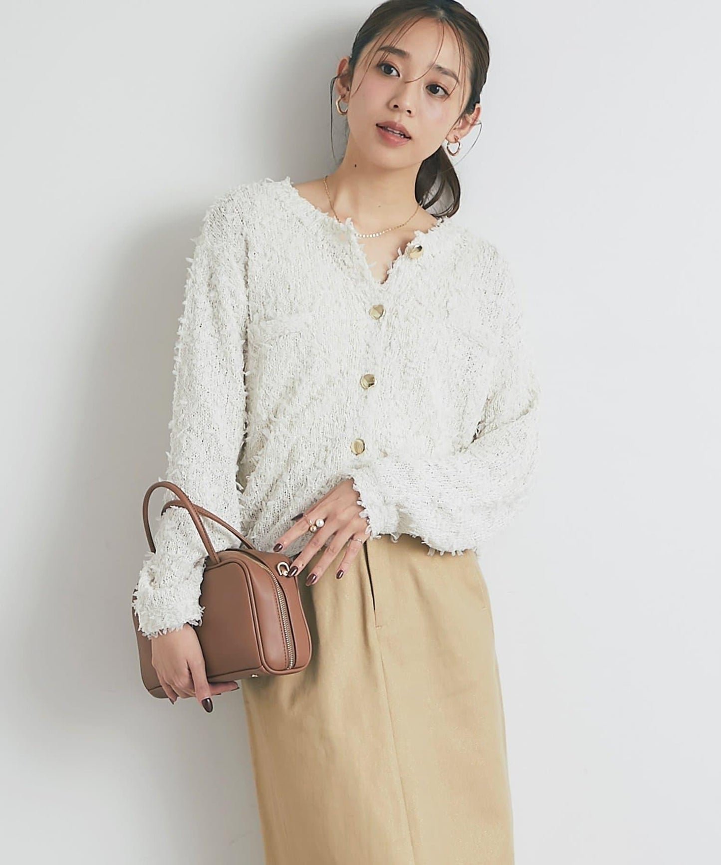 適合打造輕盈造型的亮片薄紗帶紗線金色紐扣開衫