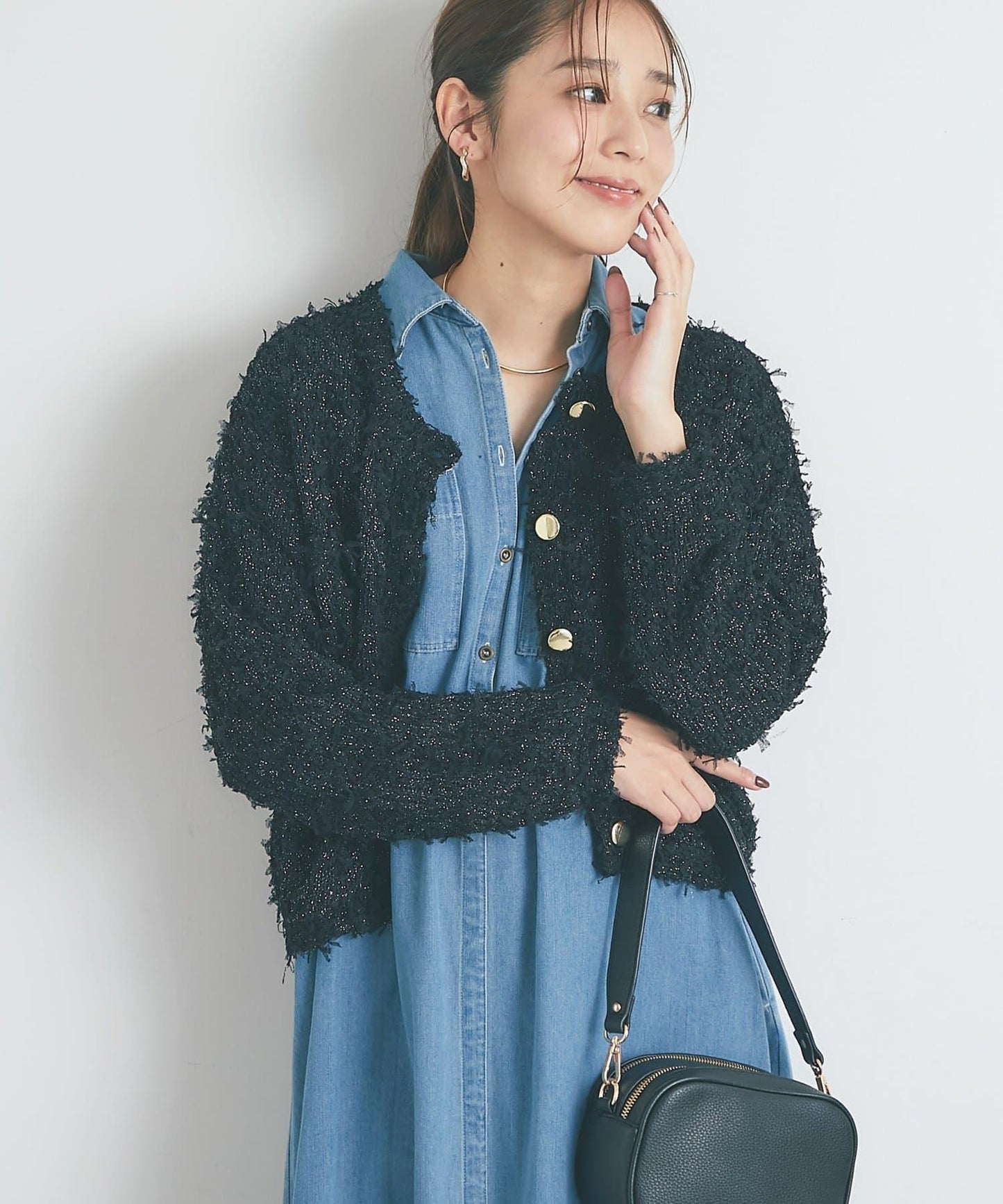 適合打造輕盈造型的亮片薄紗帶紗線金色紐扣開衫