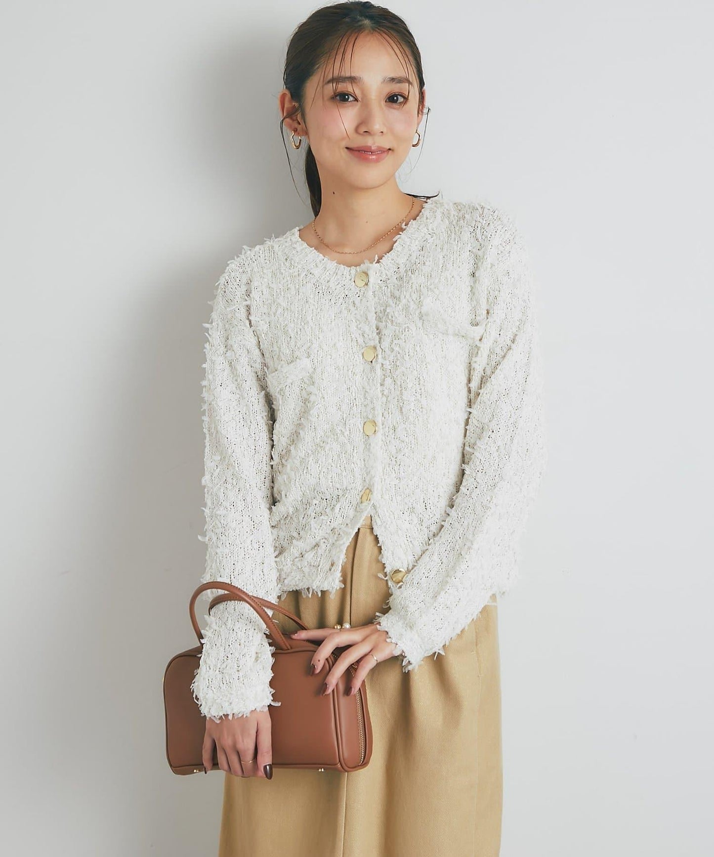 適合打造輕盈造型的亮片薄紗帶紗線金色紐扣開衫