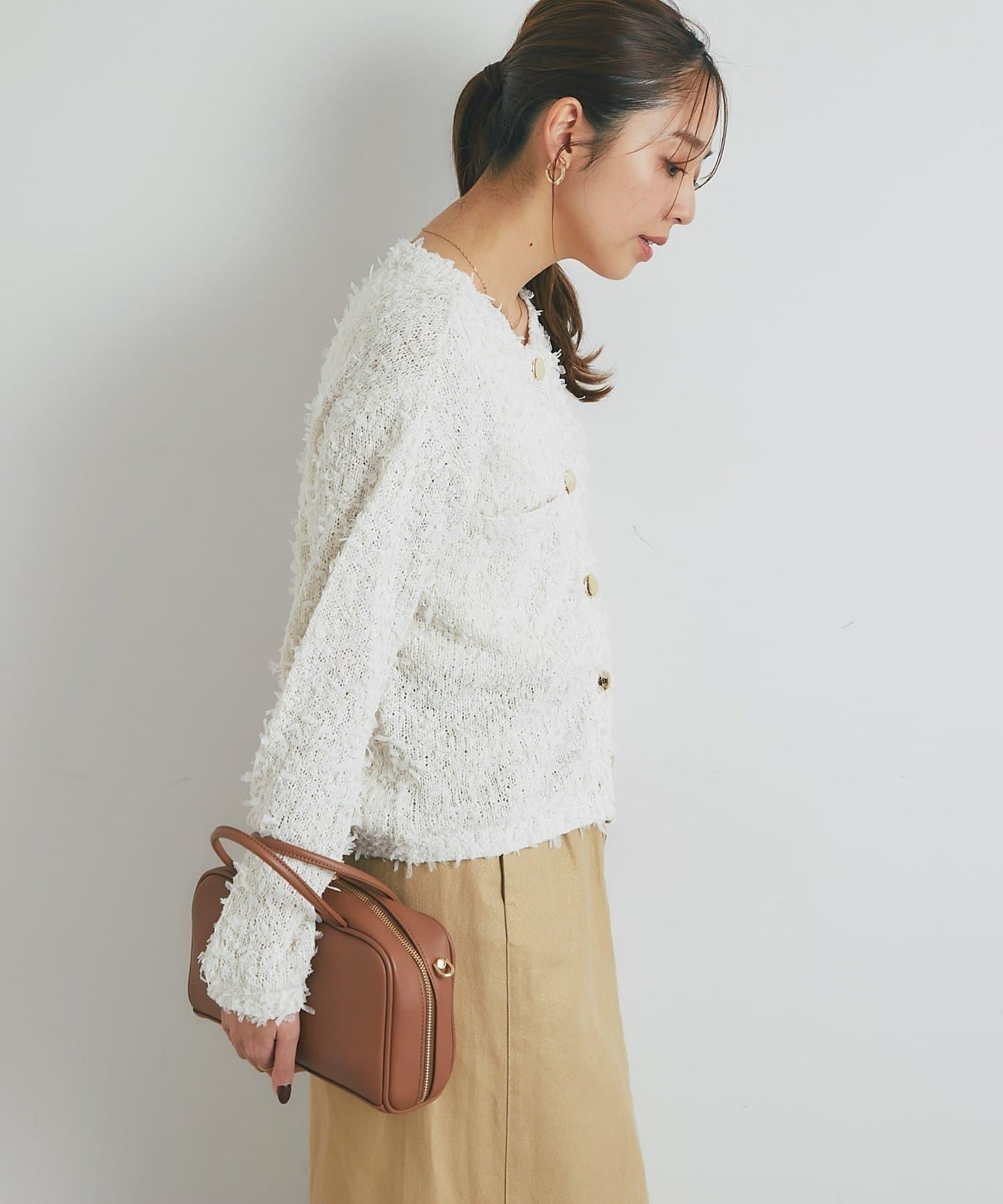 適合打造輕盈造型的亮片薄紗帶紗線金色紐扣開衫