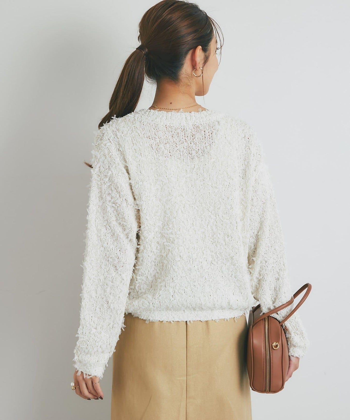 適合打造輕盈造型的亮片薄紗帶紗線金色紐扣開衫