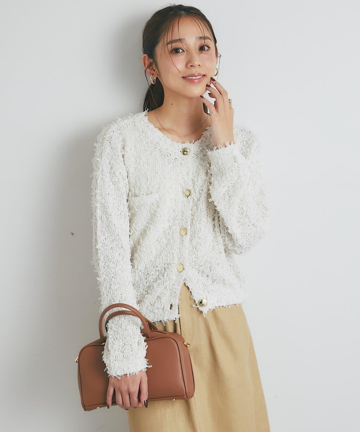 適合打造輕盈造型的亮片薄紗帶紗線金色紐扣開衫