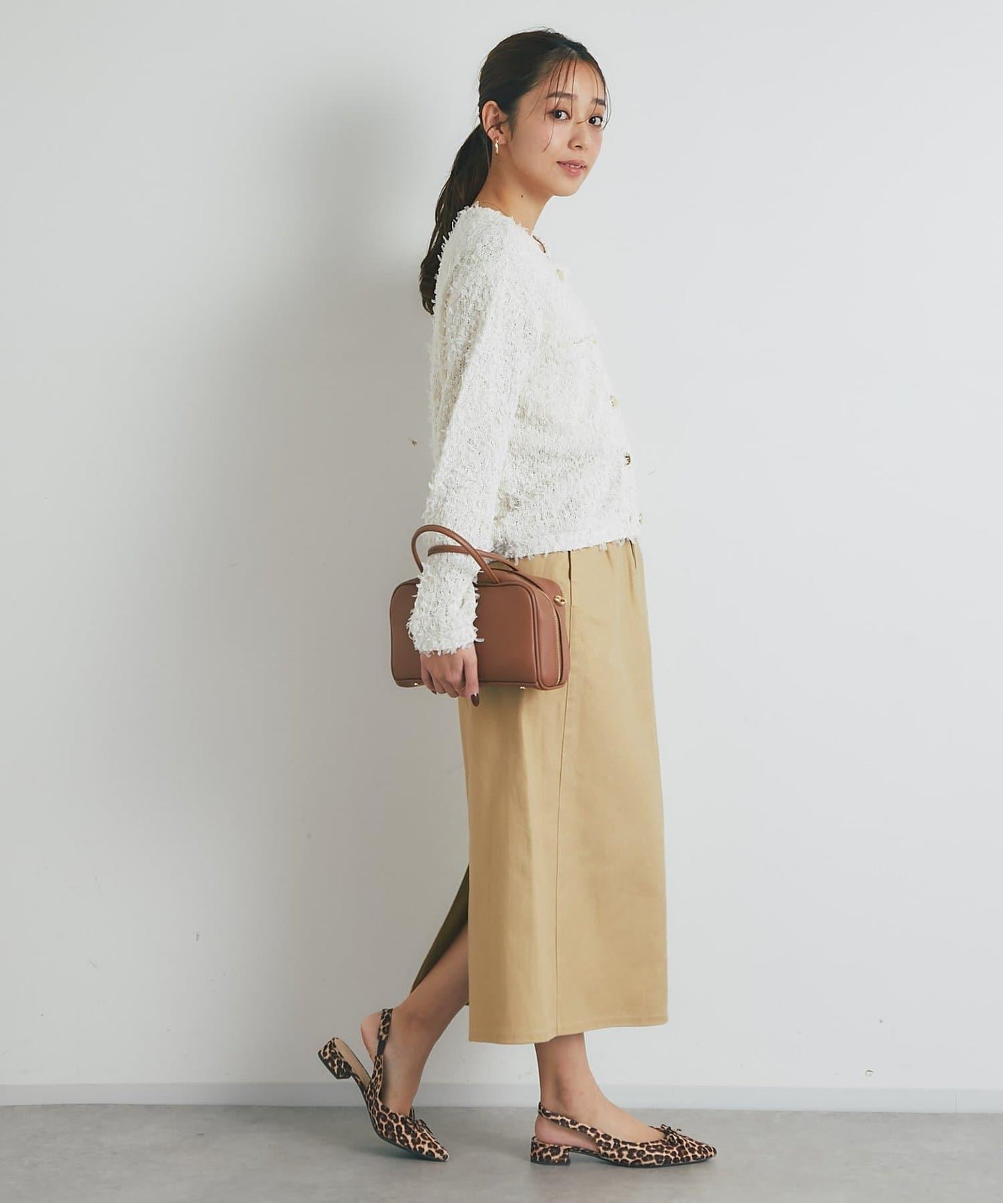 適合打造輕盈造型的亮片薄紗帶紗線金色紐扣開衫