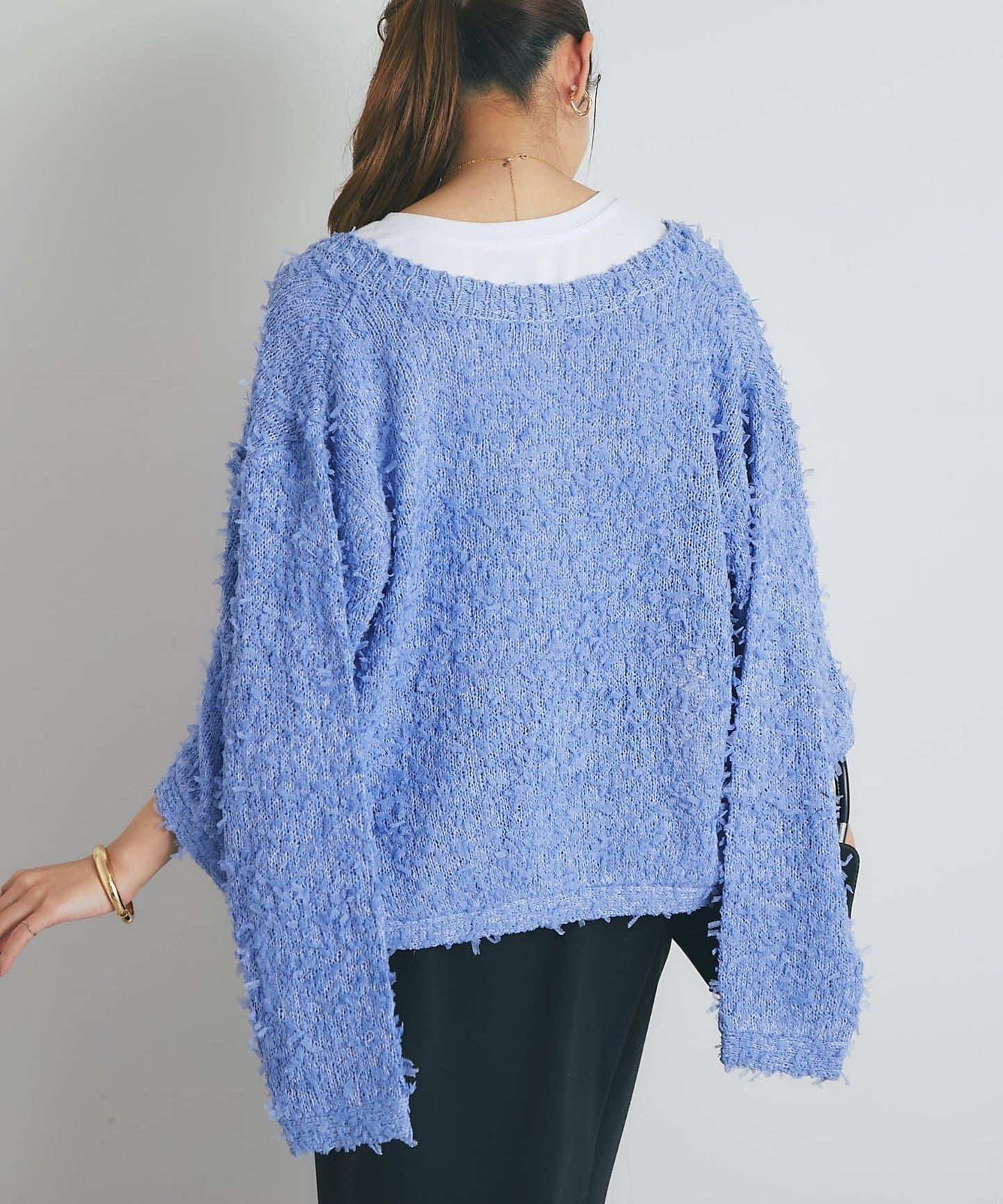 適合打造輕盈造型的亮片薄紗帶紗線金色紐扣開衫