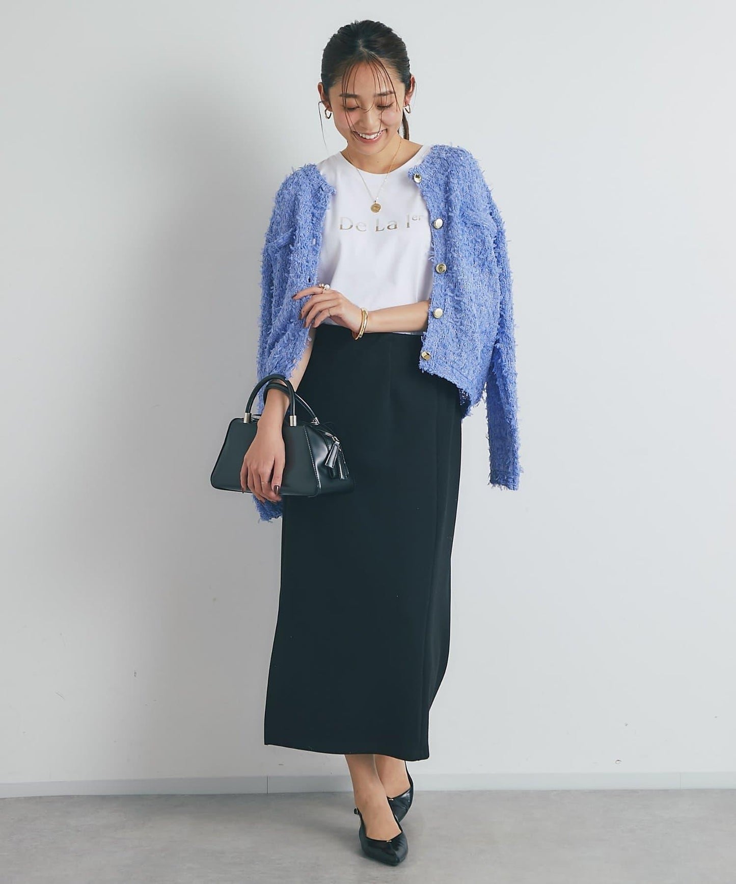 適合打造輕盈造型的亮片薄紗帶紗線金色紐扣開衫