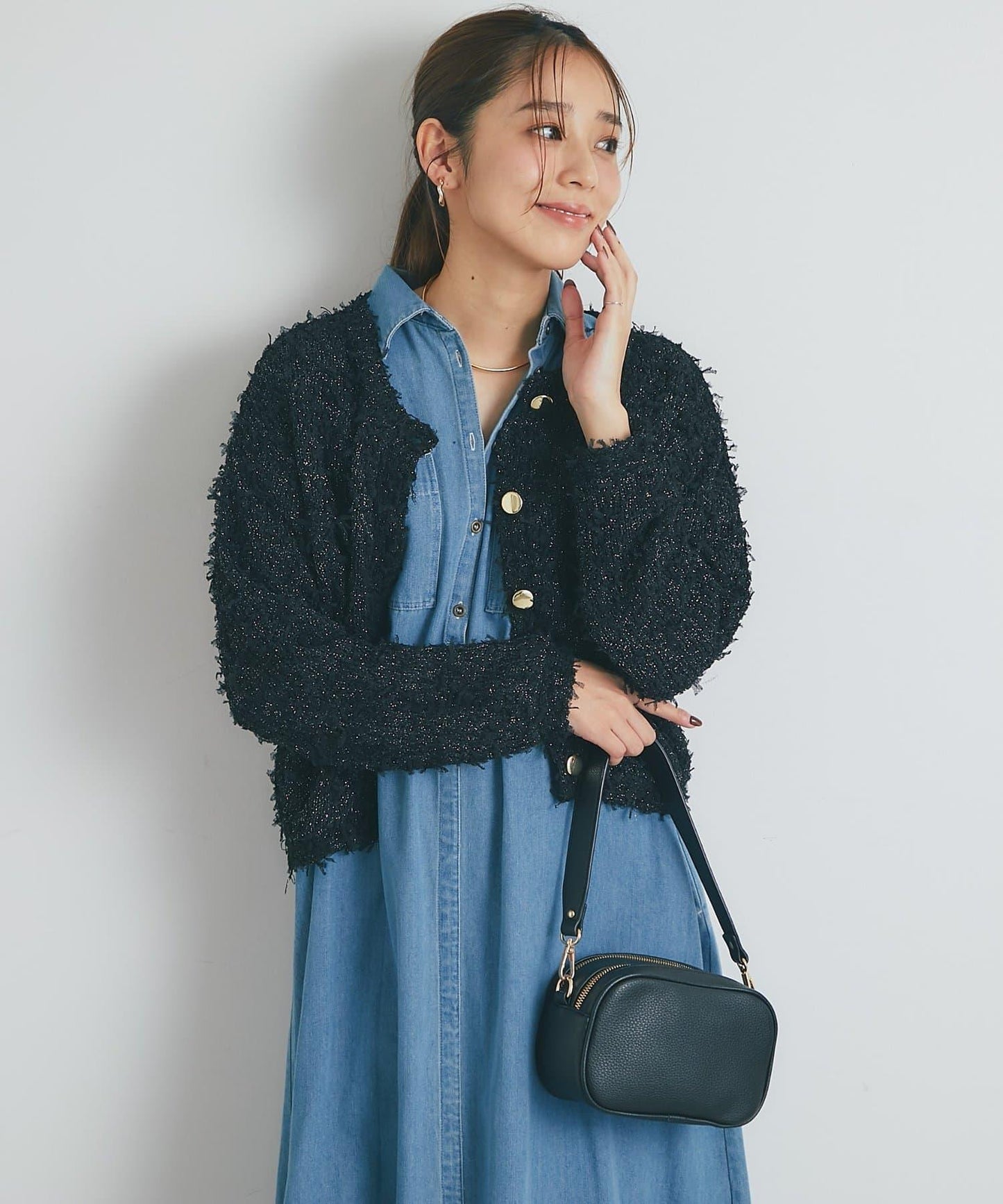 適合打造輕盈造型的亮片薄紗帶紗線金色紐扣開衫