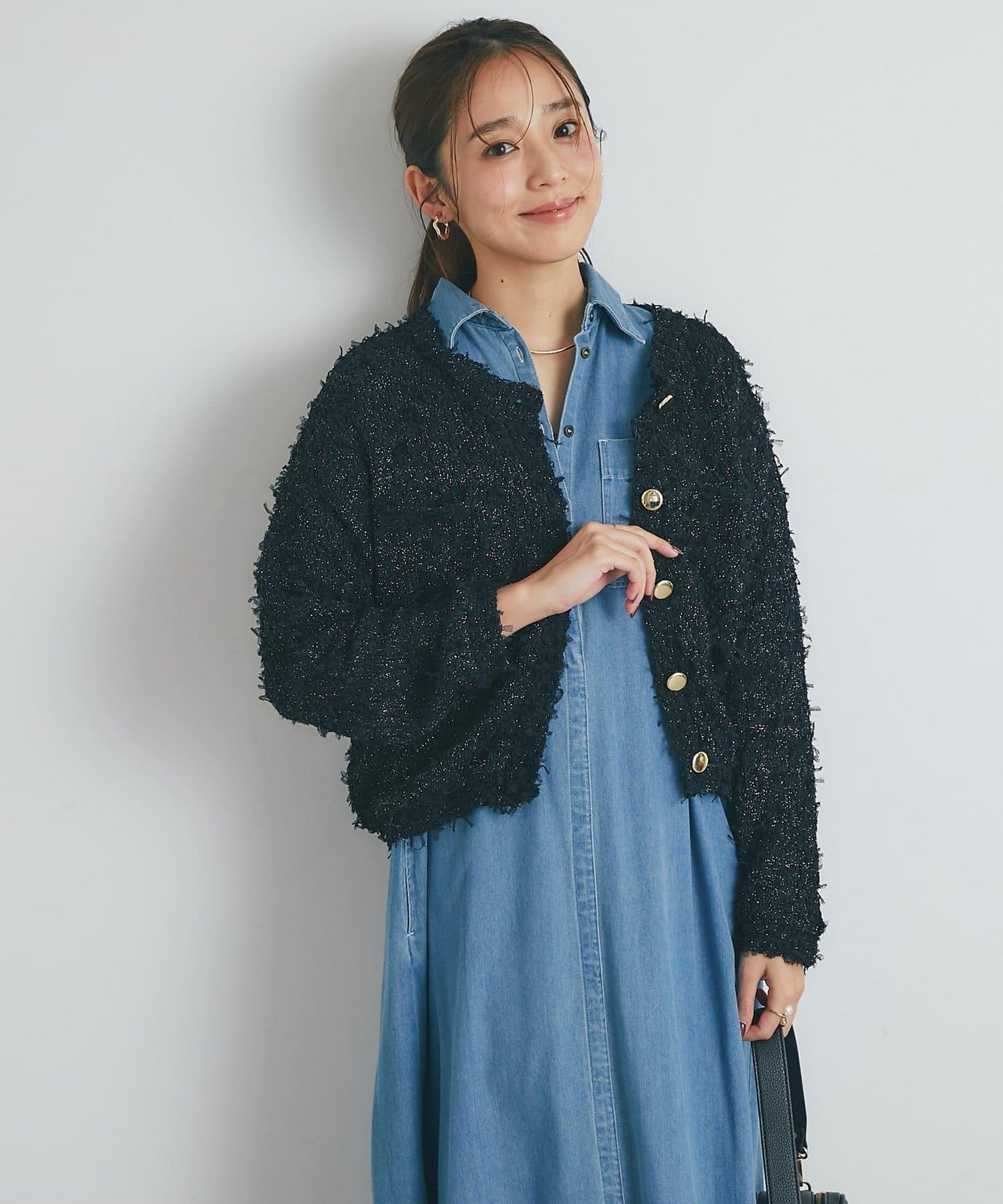 適合打造輕盈造型的亮片薄紗帶紗線金色紐扣開衫