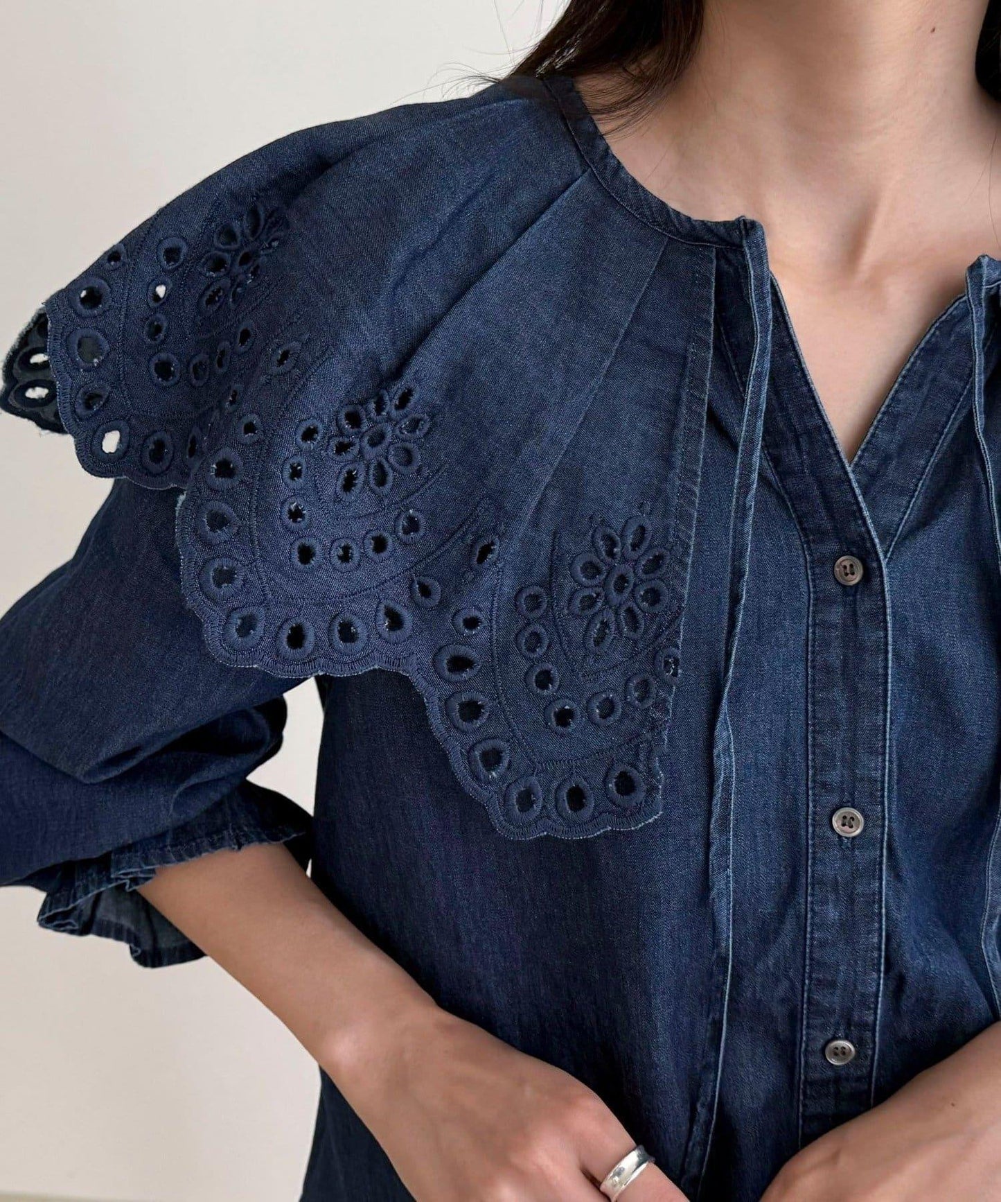 刺繡斗篷領牛仔襯衫