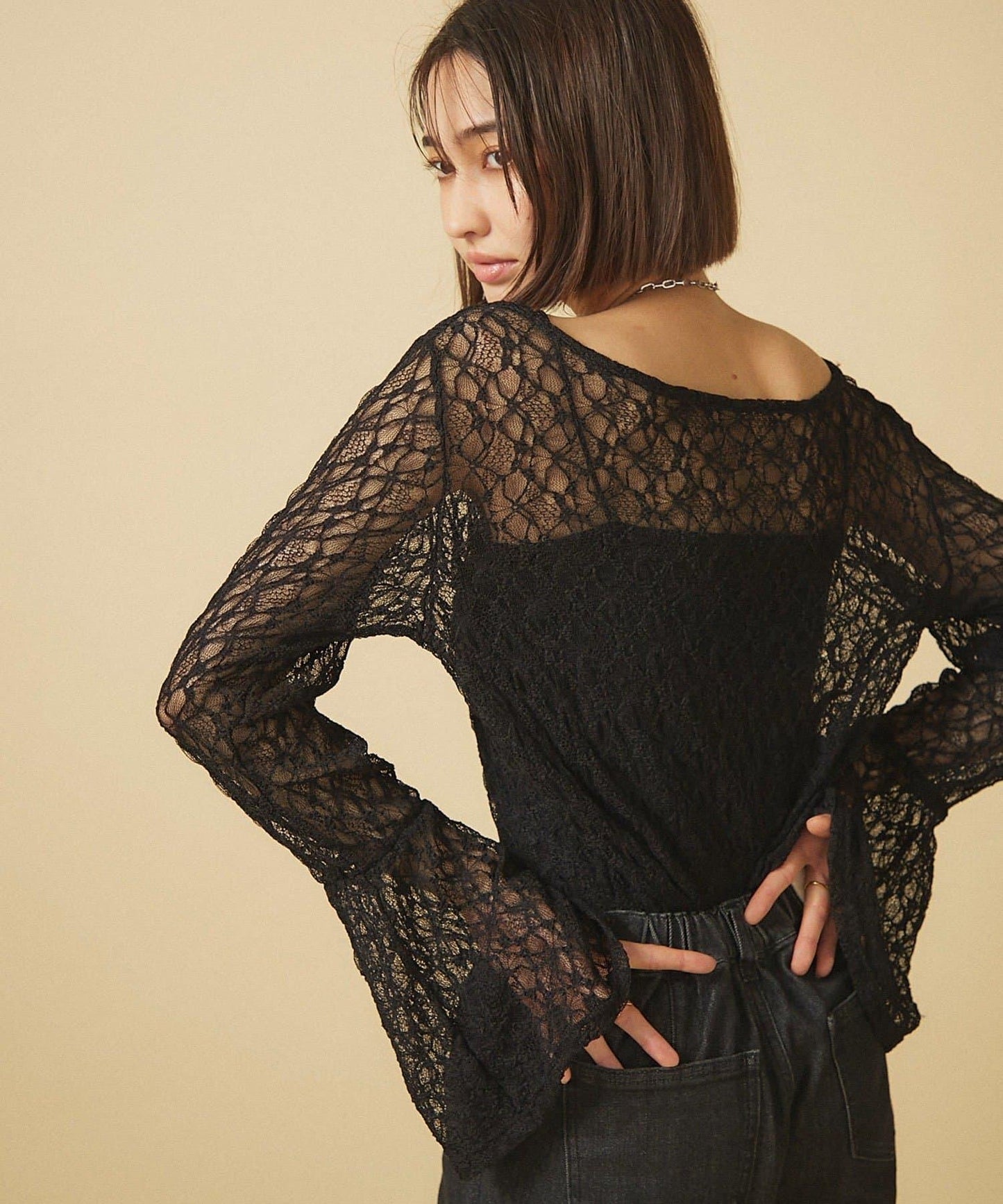 蕾絲喇叭袖套頭衫