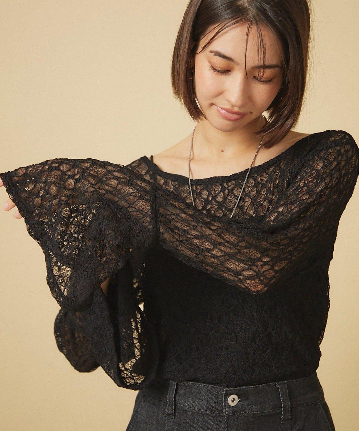 蕾絲喇叭袖套頭衫