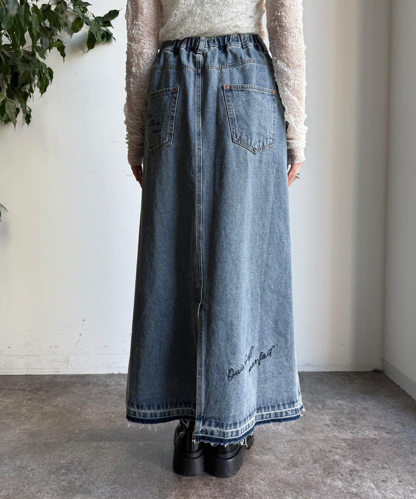 牛仔刺繡前扣半身裙