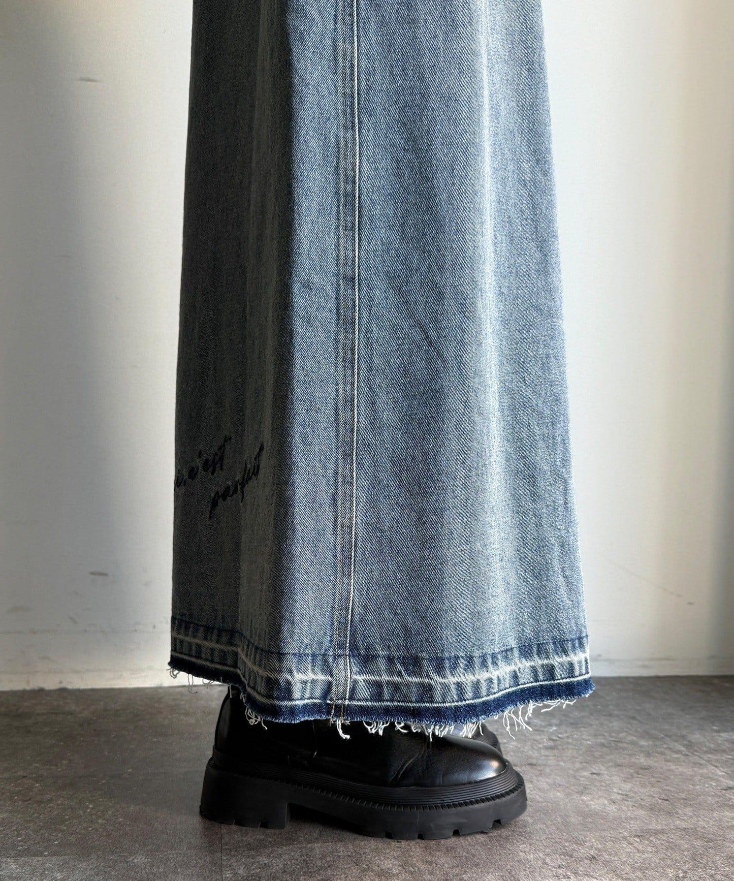 牛仔刺繡前扣半身裙