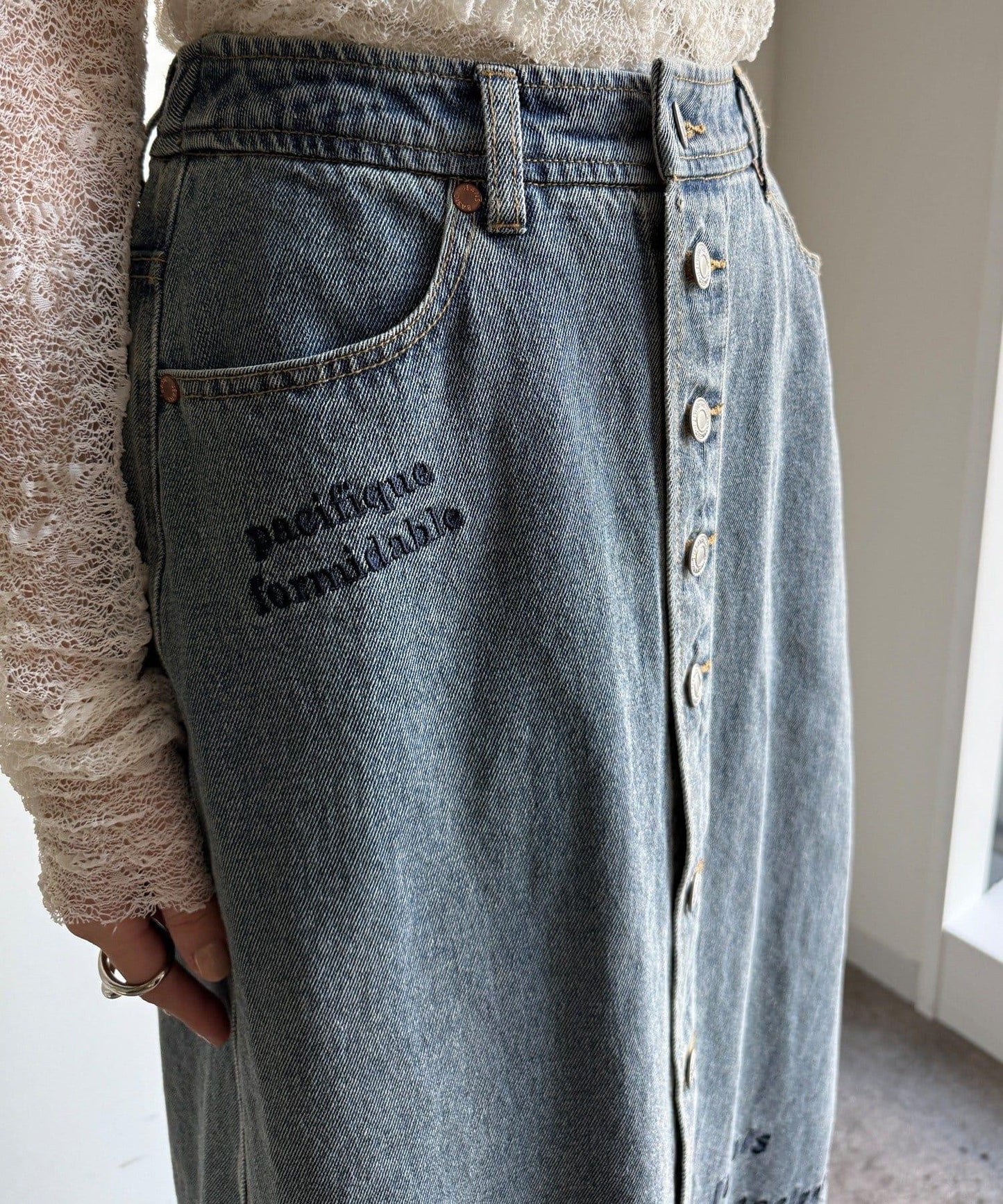 牛仔刺繡前扣半身裙