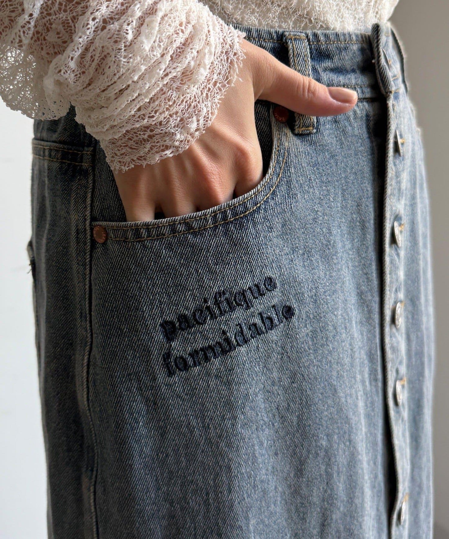 牛仔刺繡前扣半身裙