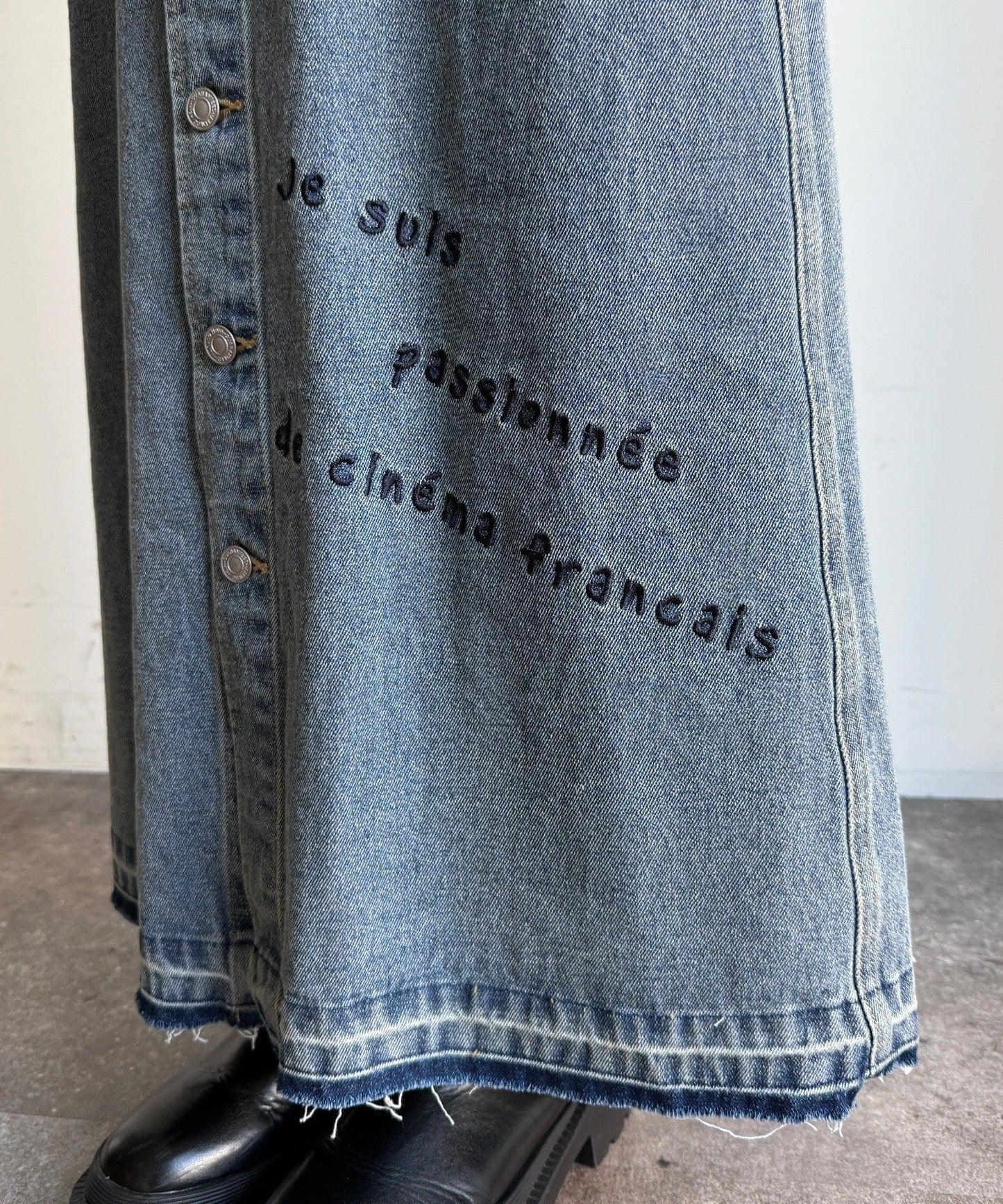 牛仔刺繡前扣半身裙