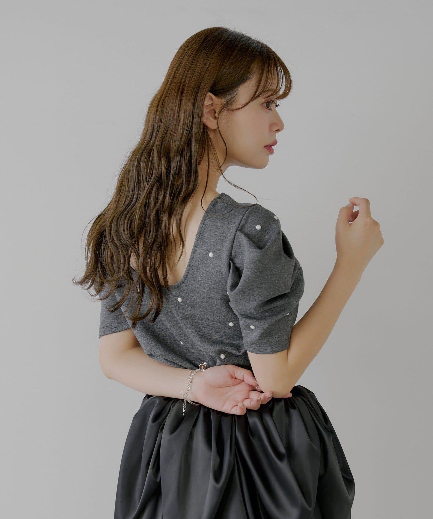 【SALON by Chico】後背開口珍珠墊肩T恤