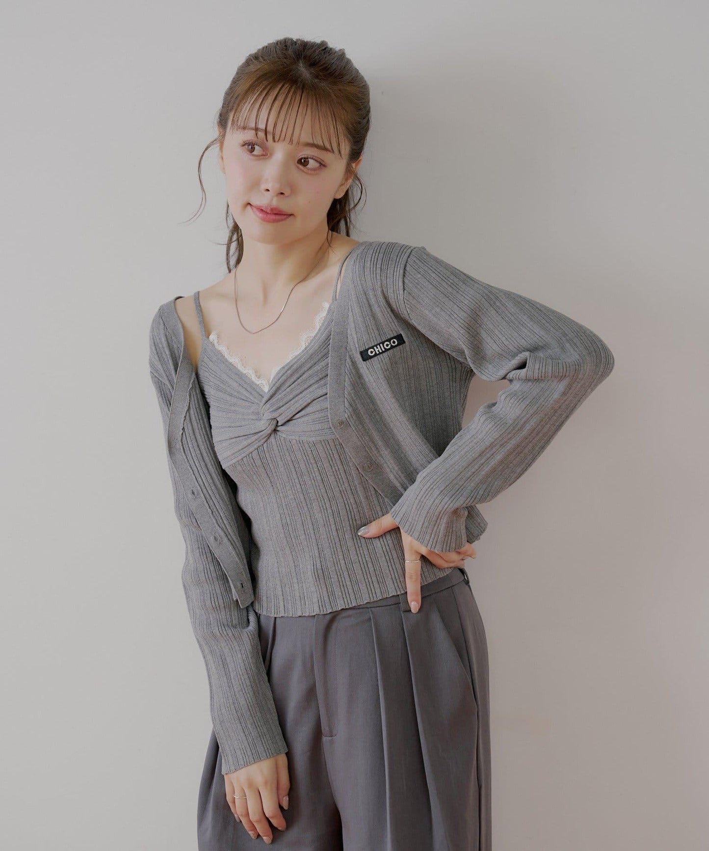 交叉V領蕾絲吊帶緊身開衫套裝