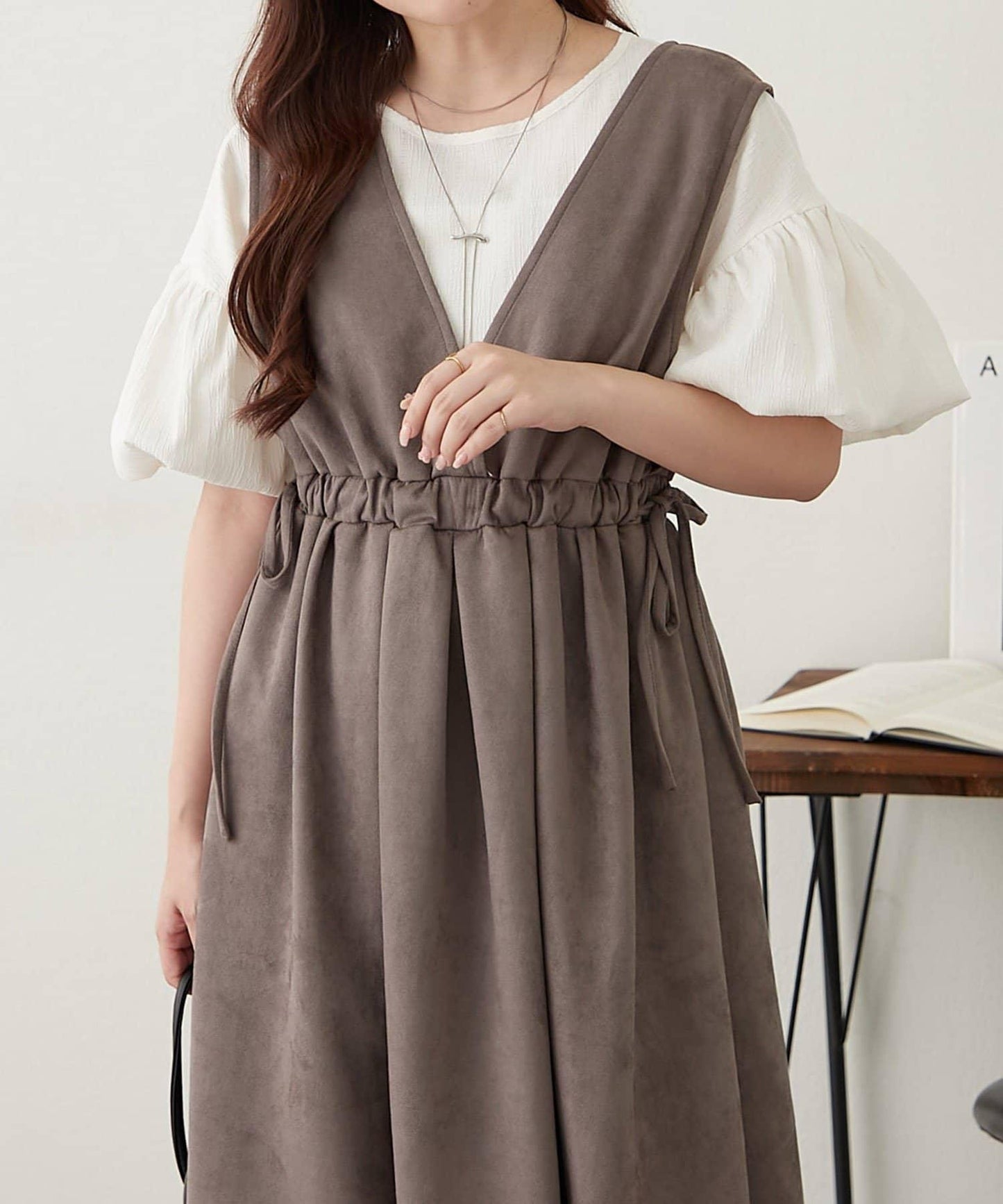 褶皺拼接連衣裙