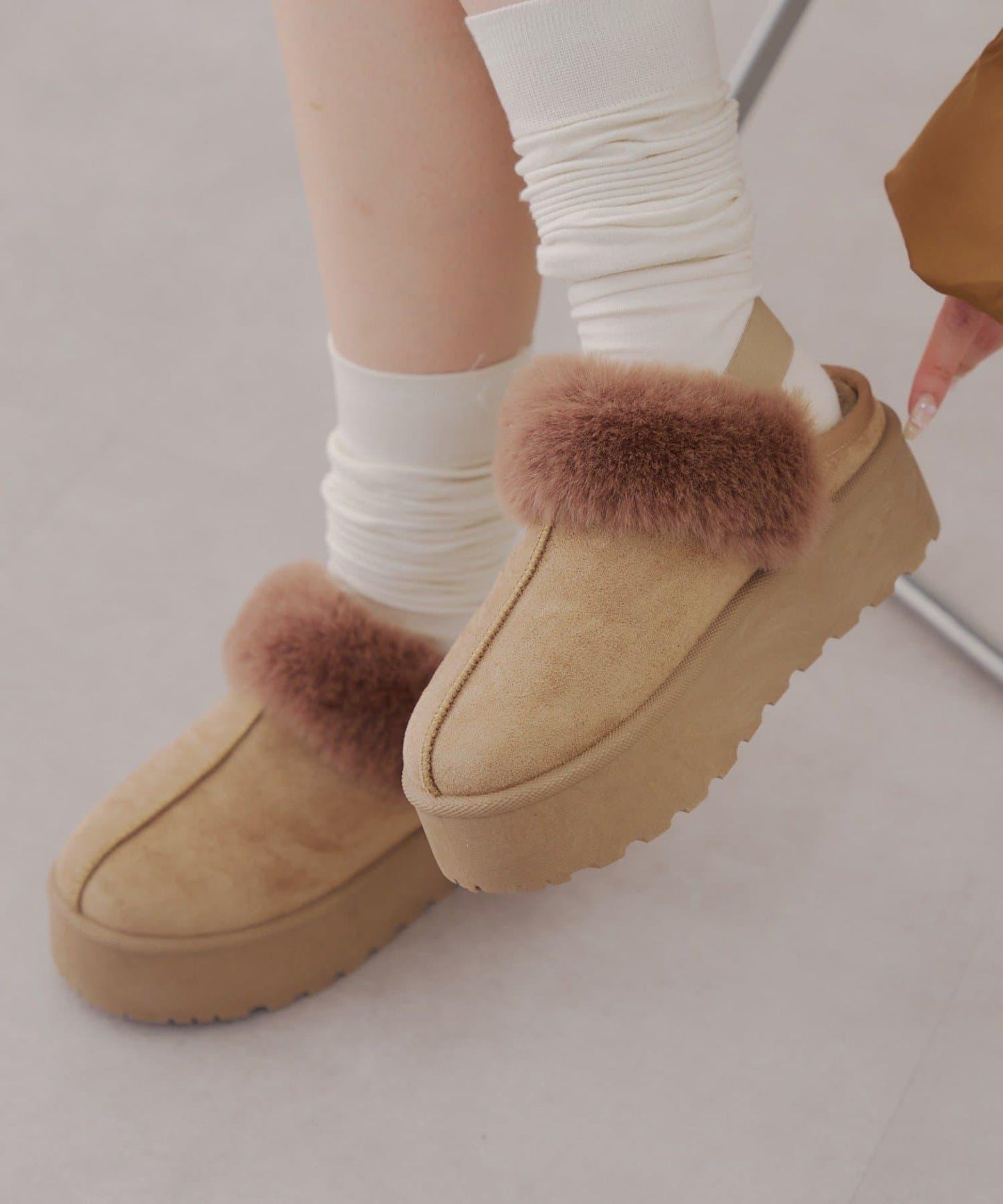 仿麂皮羊羔絨涼拖