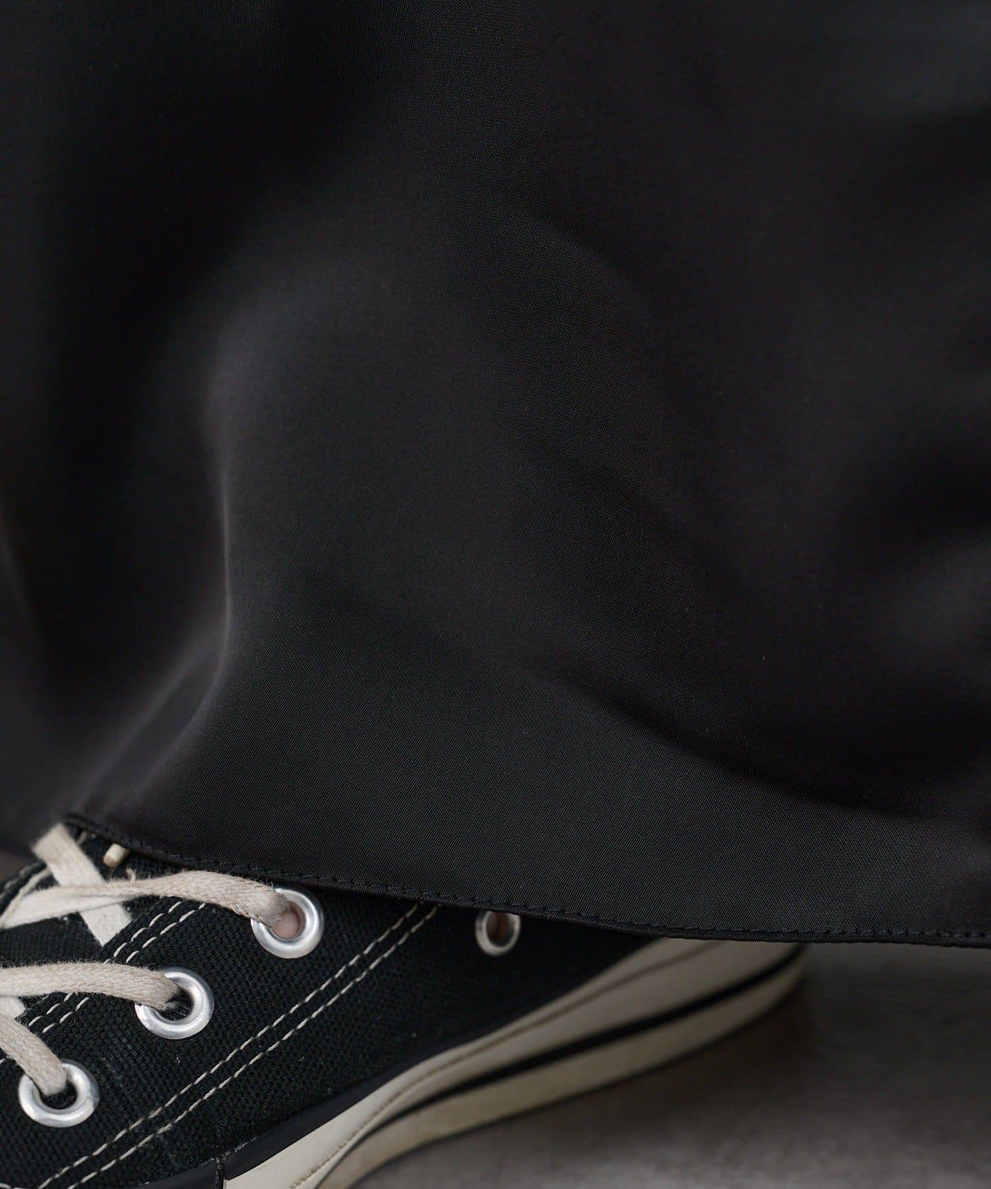 V領緞面吊帶連衣裙