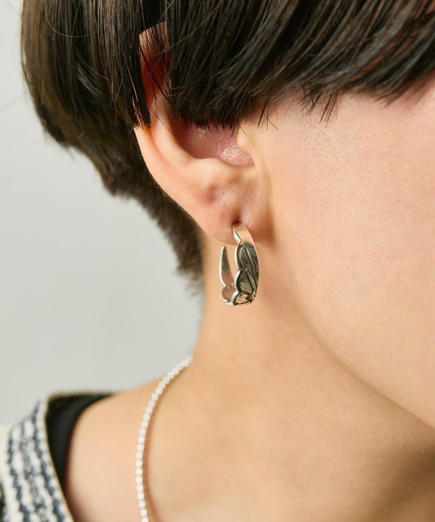 《スターリングシルバー使用》花紋圓環耳環