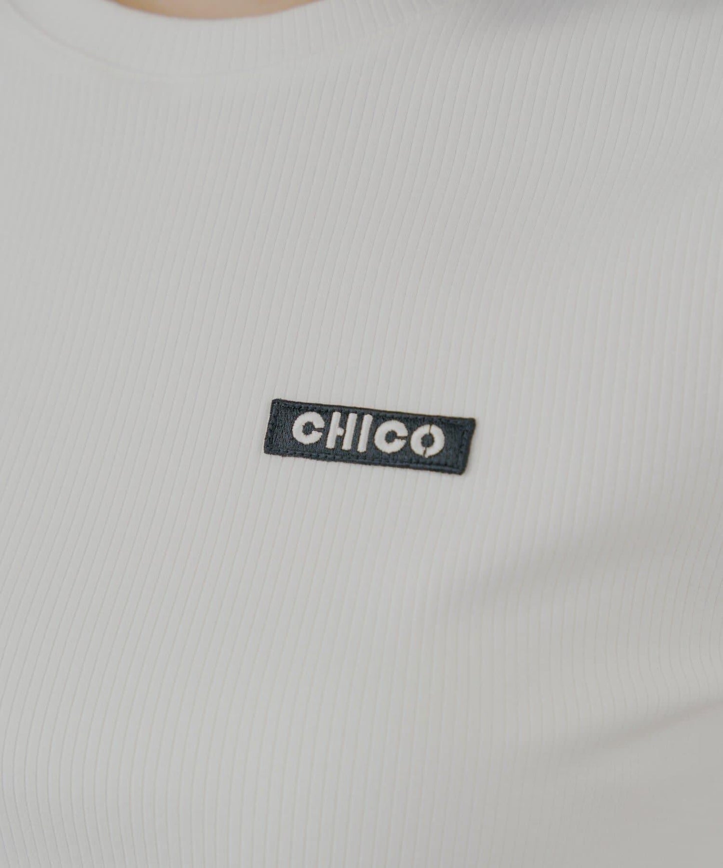 【Chico】字母標誌羅紋修身T恤