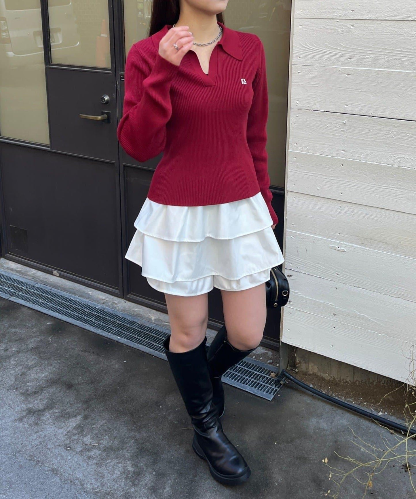 【RAY CASSIN】胸部刺繡V領翻領修身針織衫
