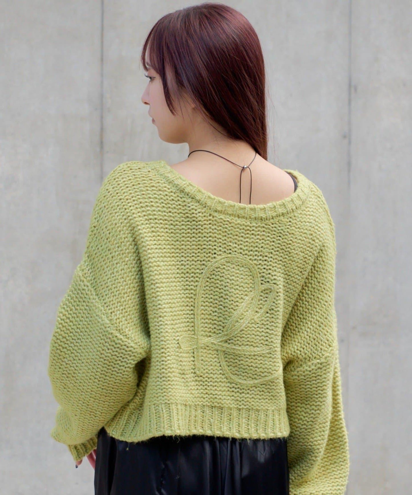 前後兩穿字母刺繡寬鬆短款針織衫