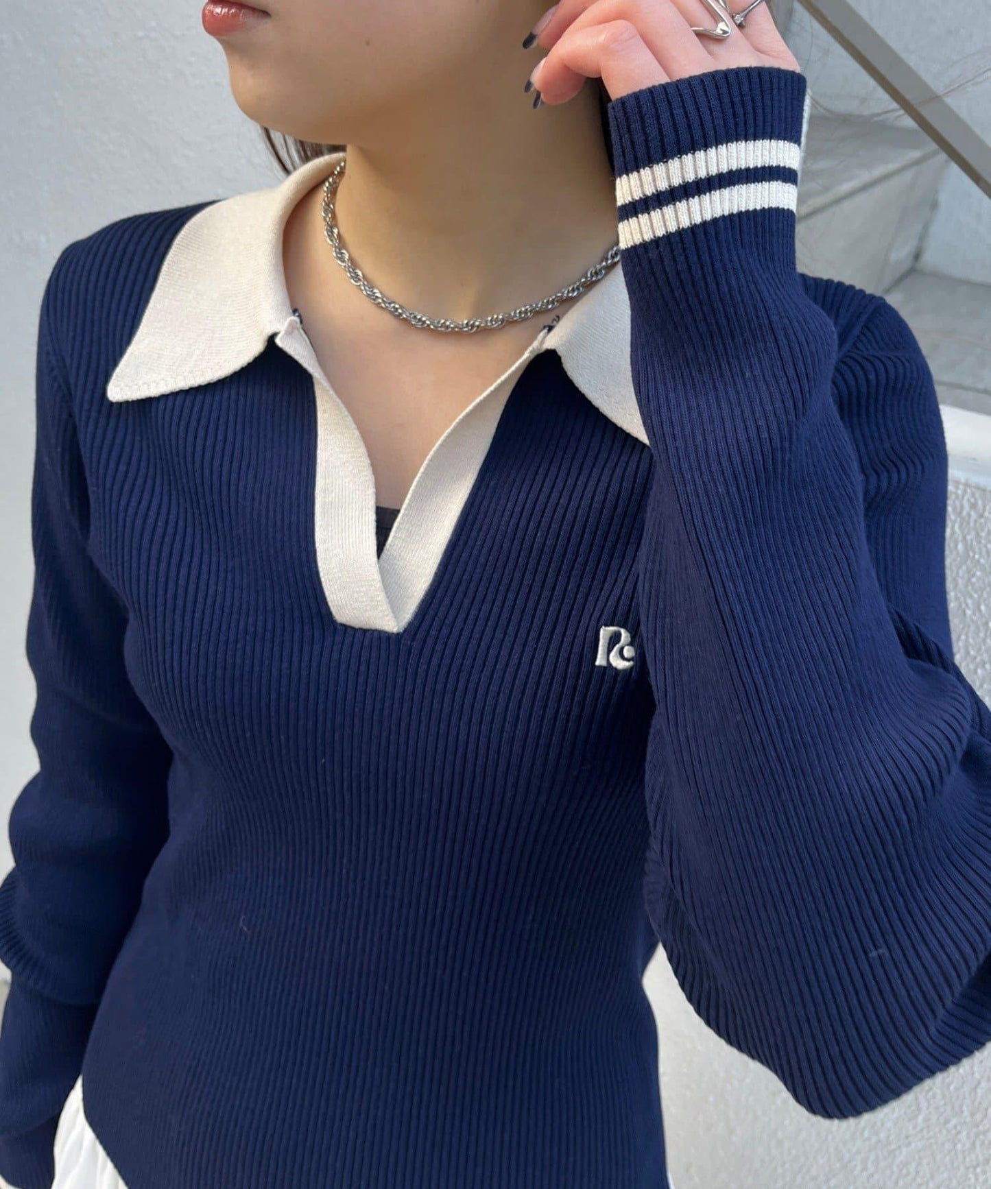【RAY CASSIN】胸部刺繡V領翻領修身針織衫