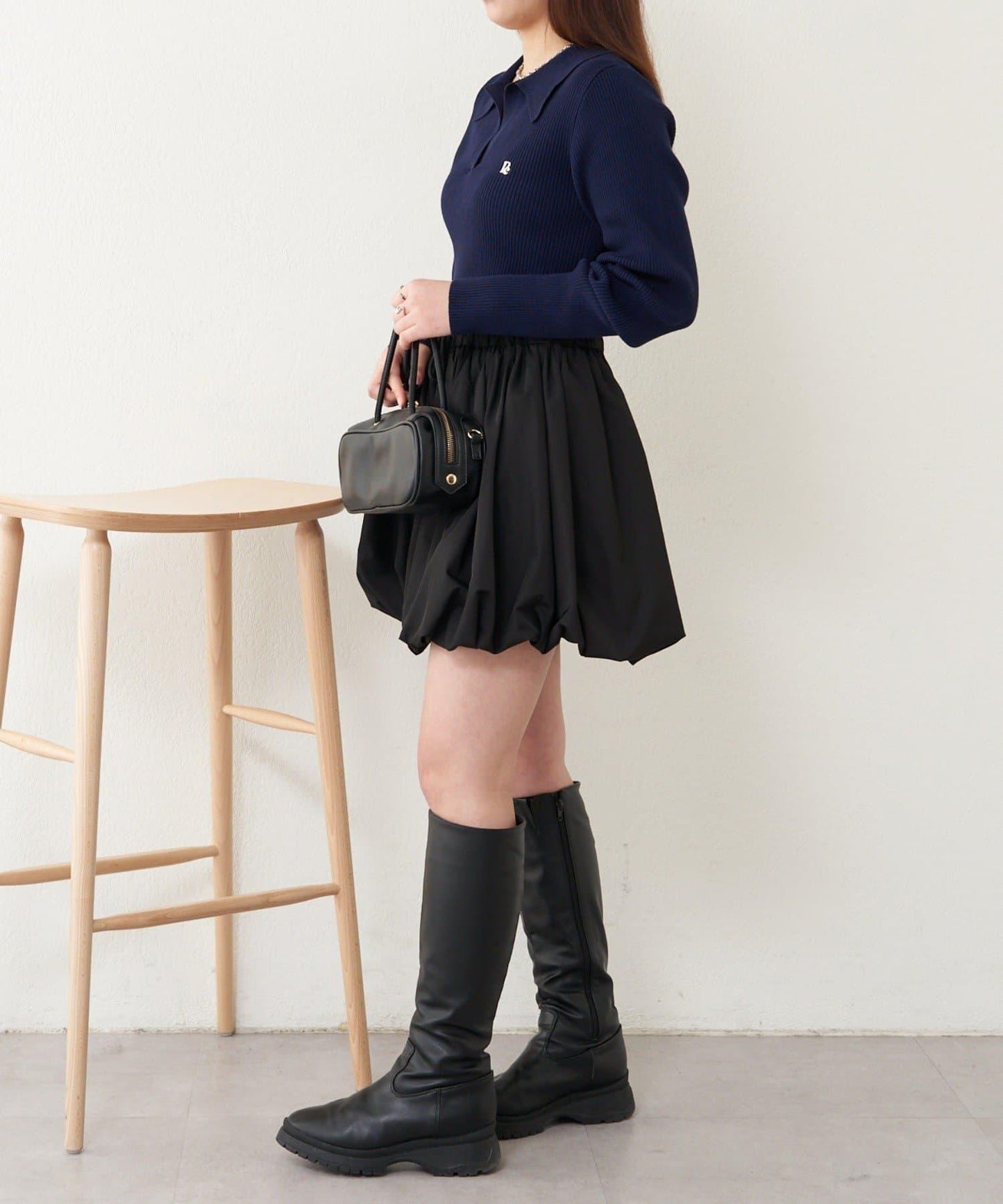 【RAY CASSIN】胸部刺繡V領翻領修身針織衫