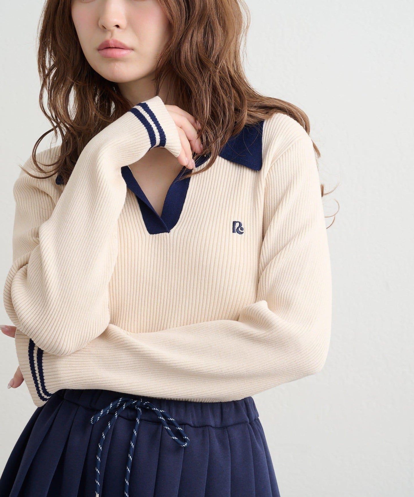 【RAY CASSIN】胸部刺繡V領翻領修身針織衫