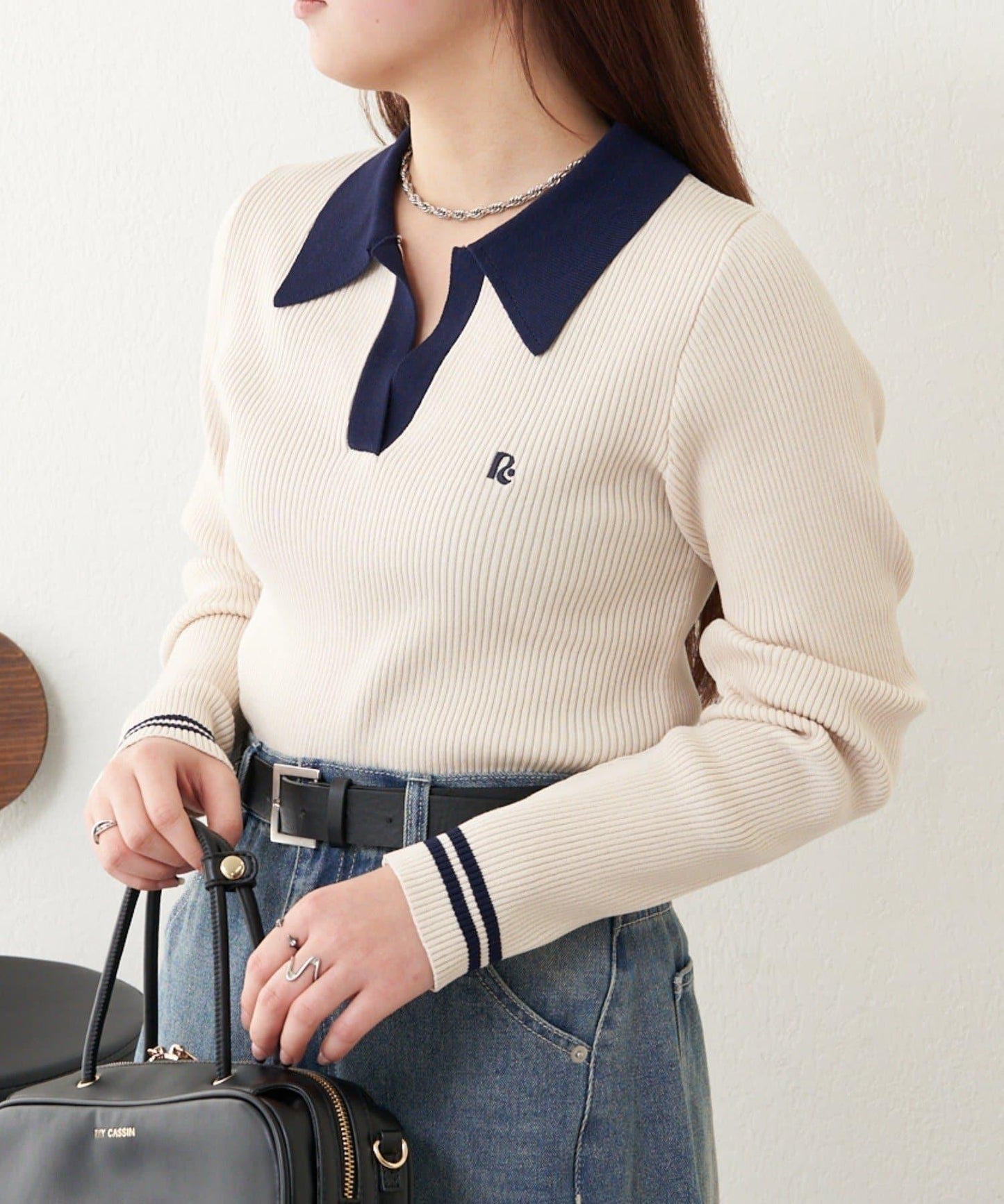 【RAY CASSIN】胸部刺繡V領翻領修身針織衫