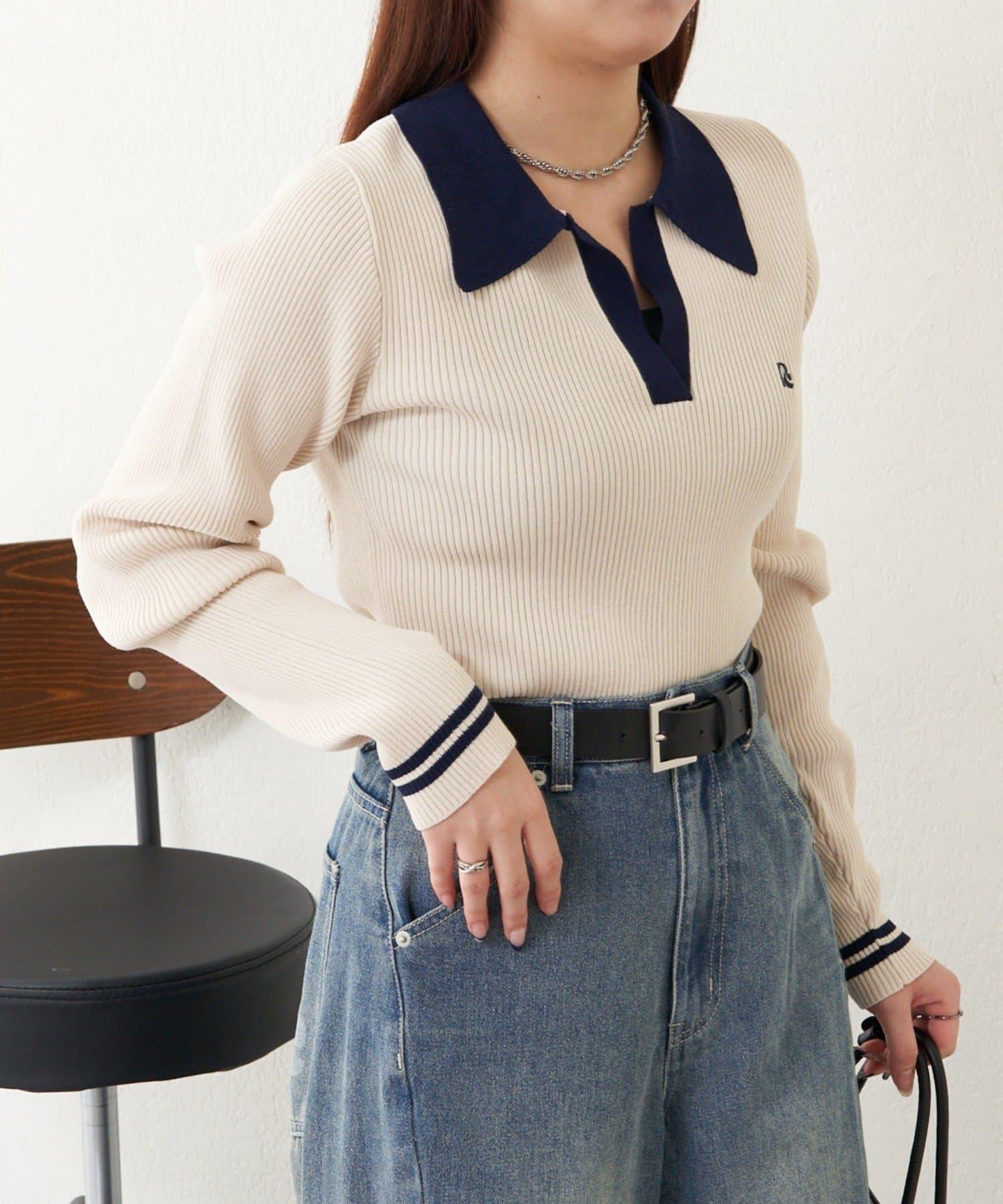 【RAY CASSIN】胸部刺繡V領翻領修身針織衫