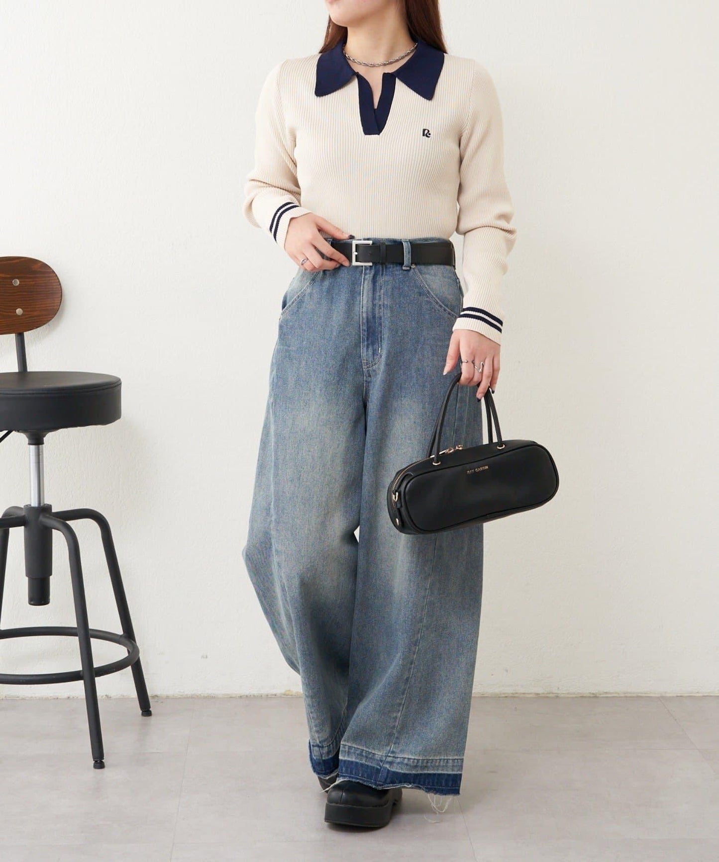 【RAY CASSIN】胸部刺繡V領翻領修身針織衫