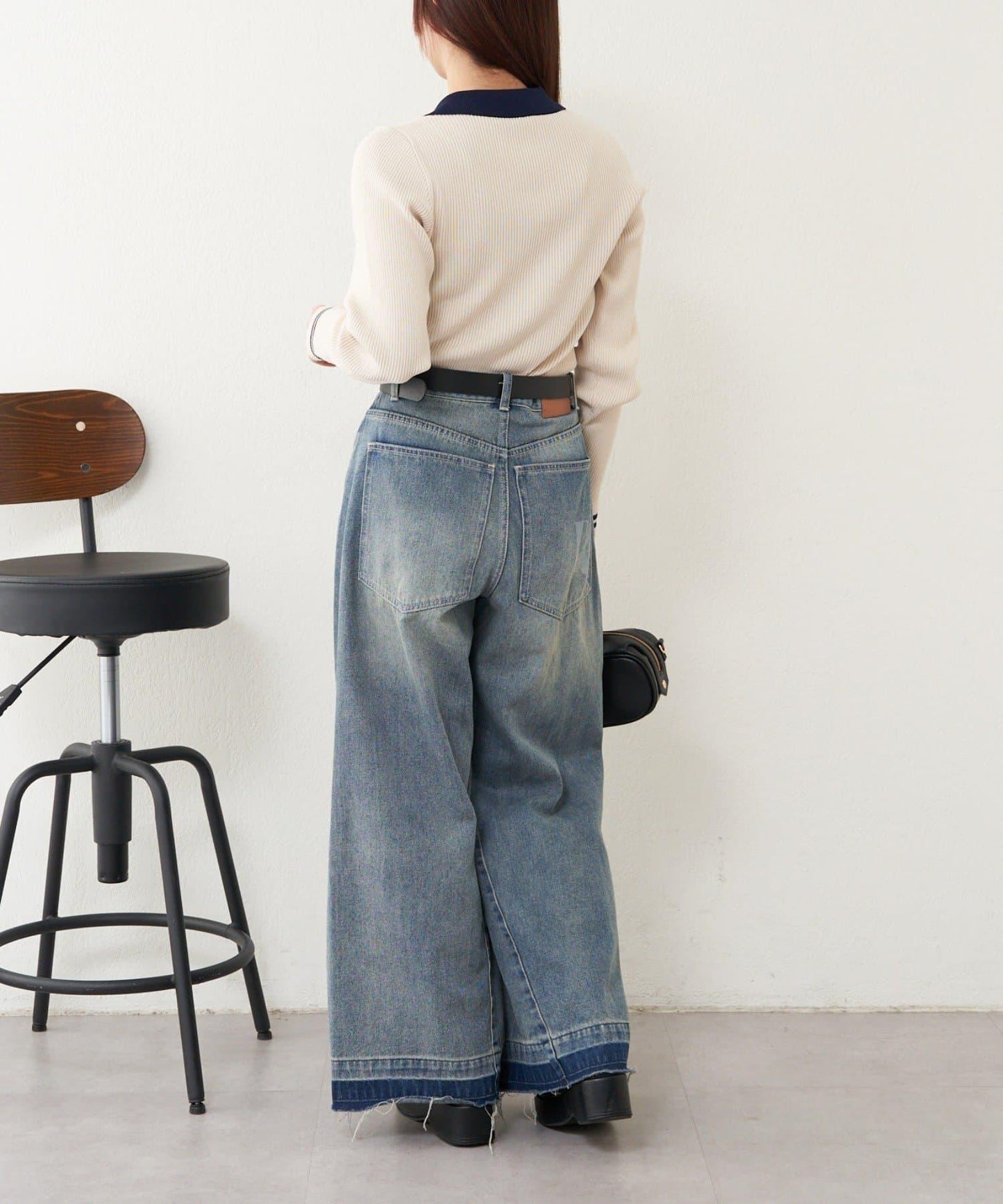 【RAY CASSIN】胸部刺繡V領翻領修身針織衫