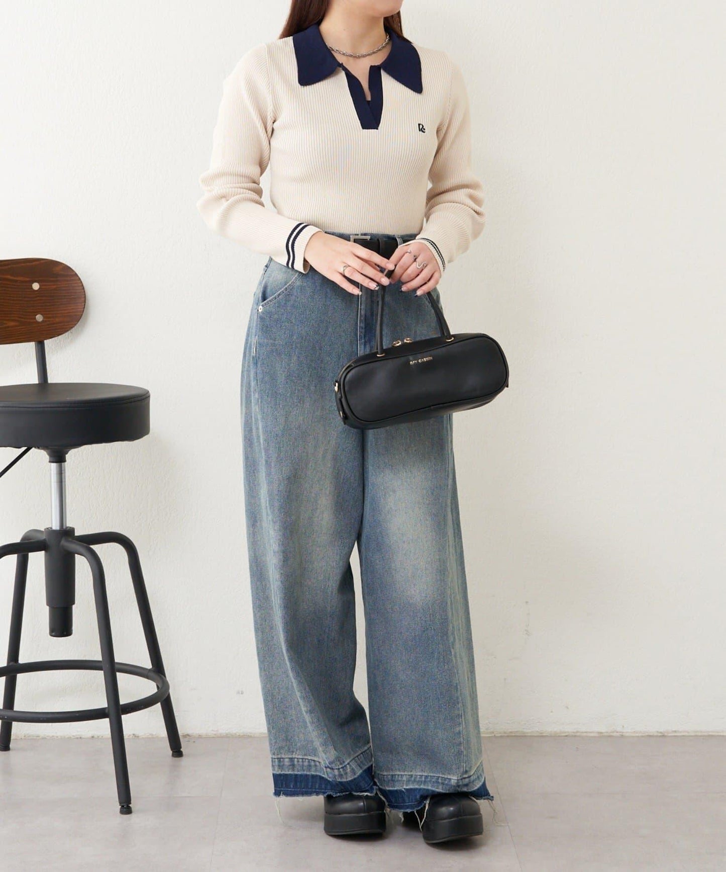 【RAY CASSIN】胸部刺繡V領翻領修身針織衫